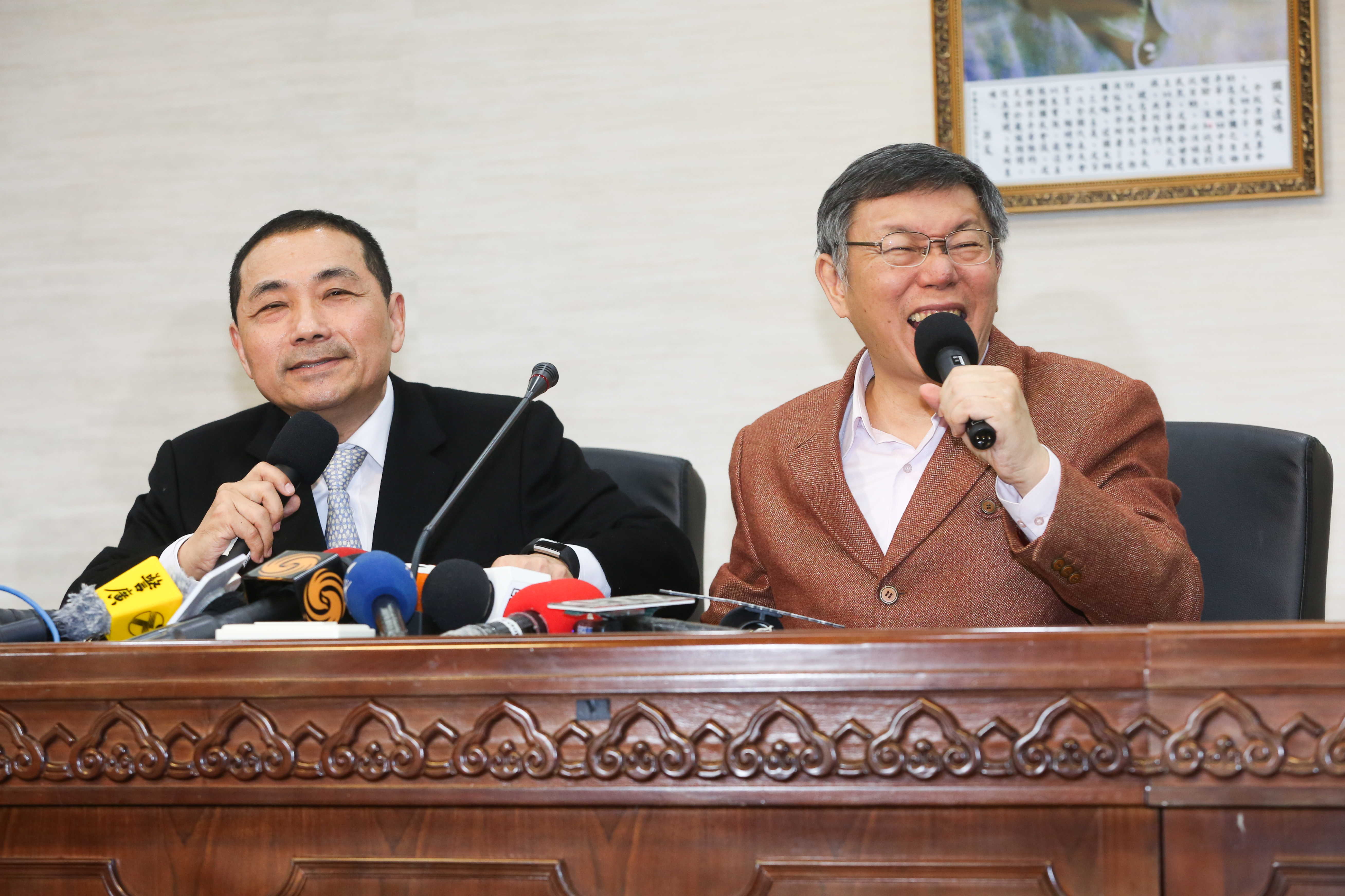 侯友宜最新民調從32.4%下降至24.8%，反觀柯文哲依舊保持在19%，很可能會左右2024戰局。（本刊資料照）