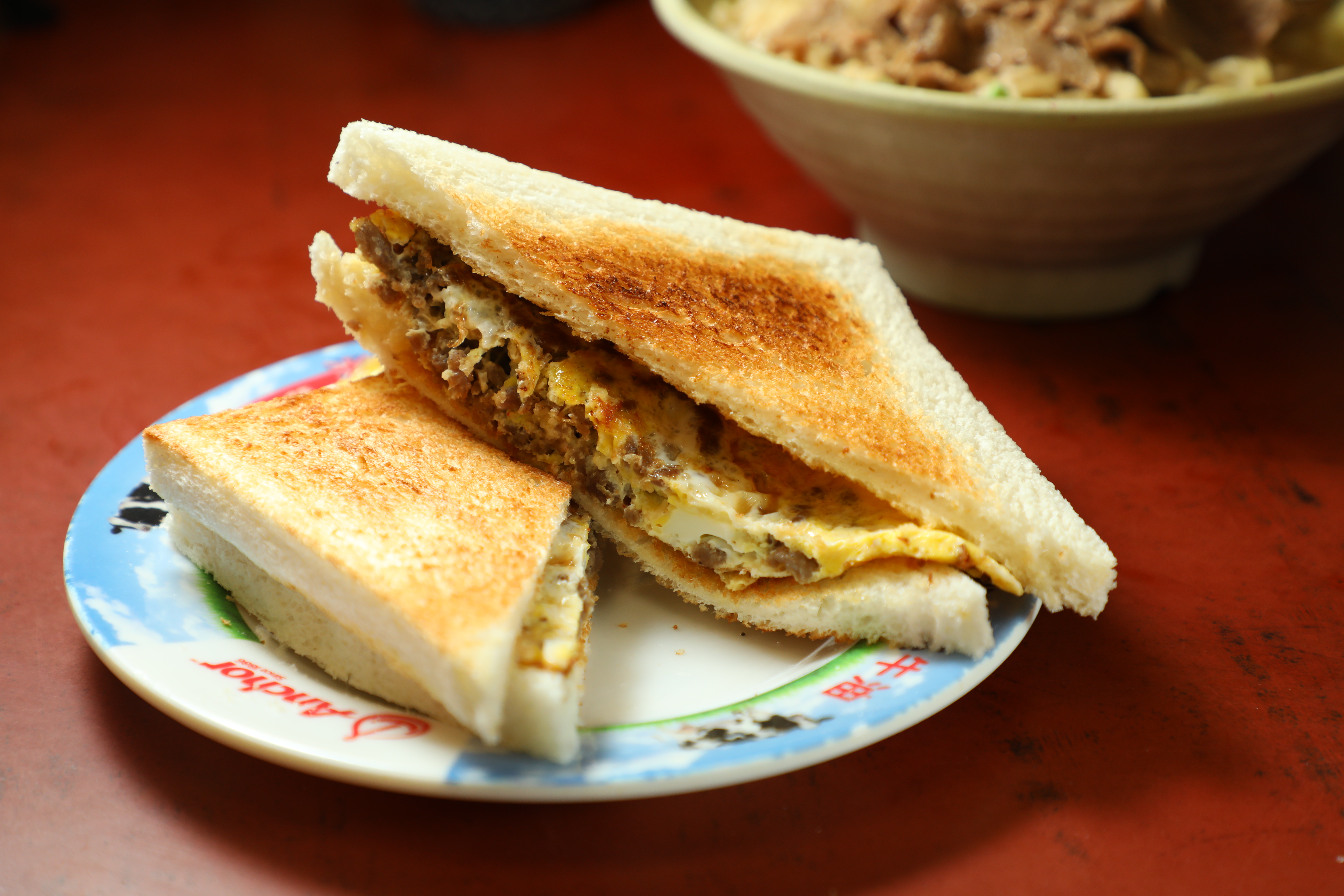 許多香港人專為「新香園（堅記）」的「馳名蛋牛治」而來。（港幣21元／份）