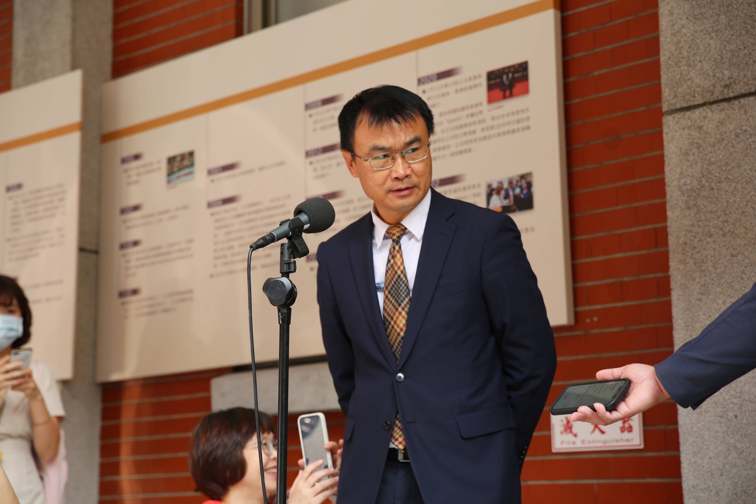 農委會主委陳吉仲今透露,將擴大採購進口雞蛋,4、5兩個月還會有6,000萬顆雞蛋進來。