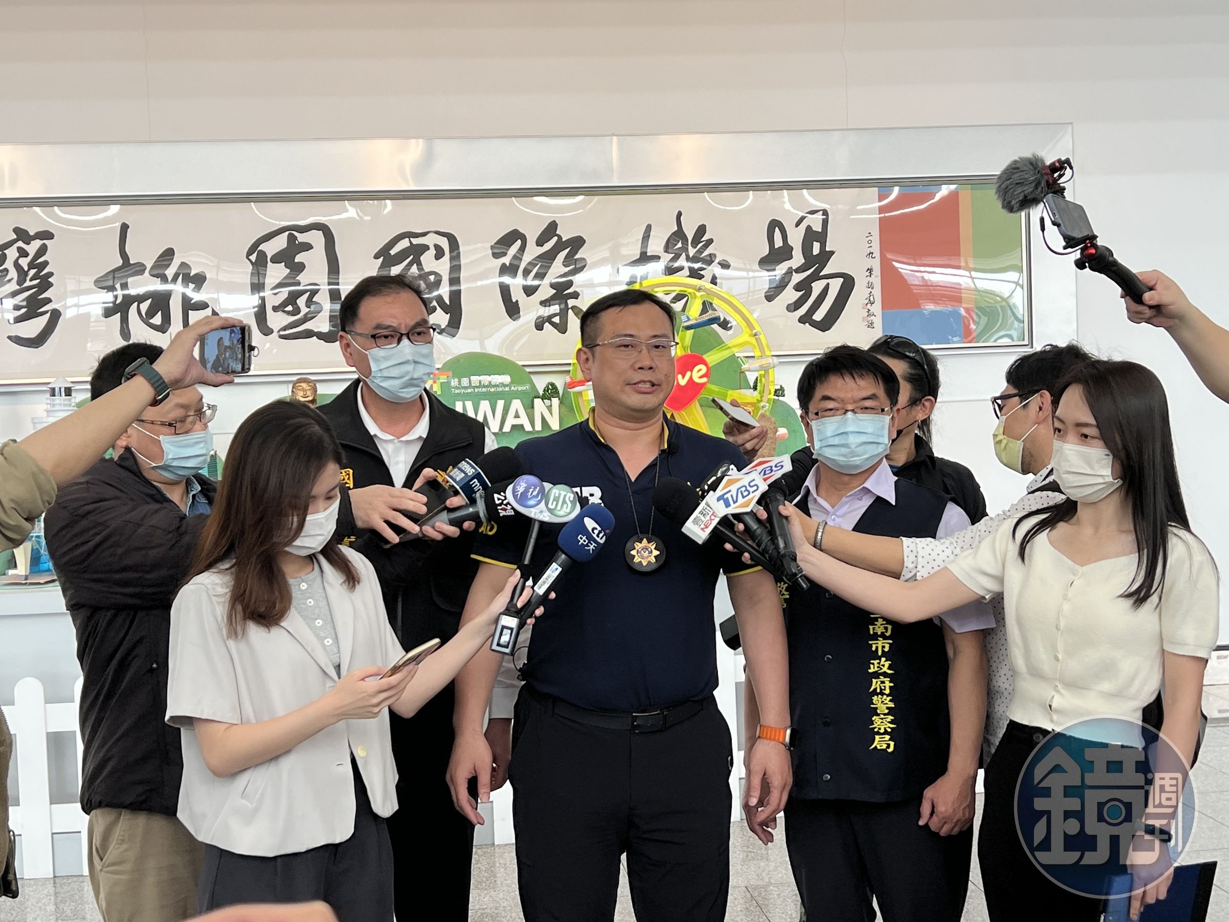 刑事局國際刑警科長李泱輯說明押解過程。（警方提供）