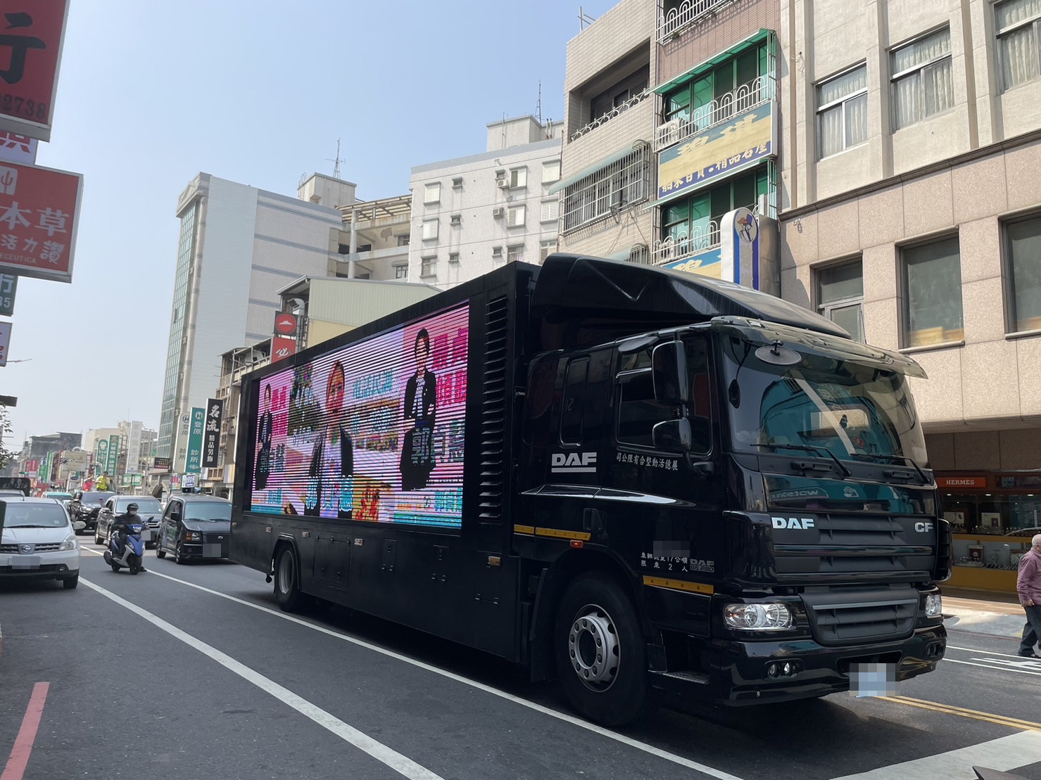 立委參選人郭貞慧近日推出大型影音車在街上巡迴,在地方上造成民眾熱議。(郭貞慧提供)