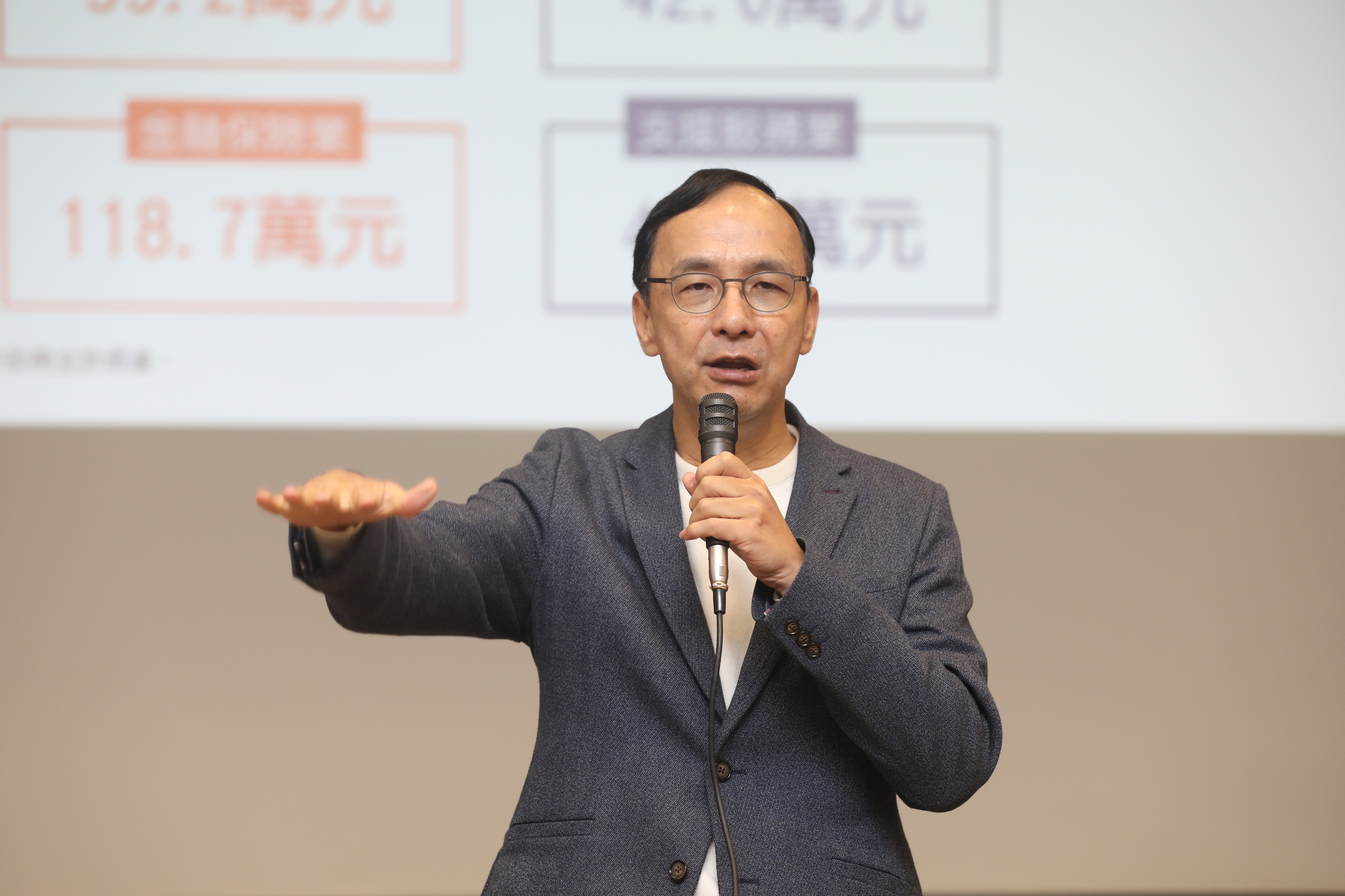 國民黨政策會黨工許哲賓遭爆料負責處理黨主席朱立倫（圖）的「主席信箱」，發言人楊智伃嚴正駁斥。