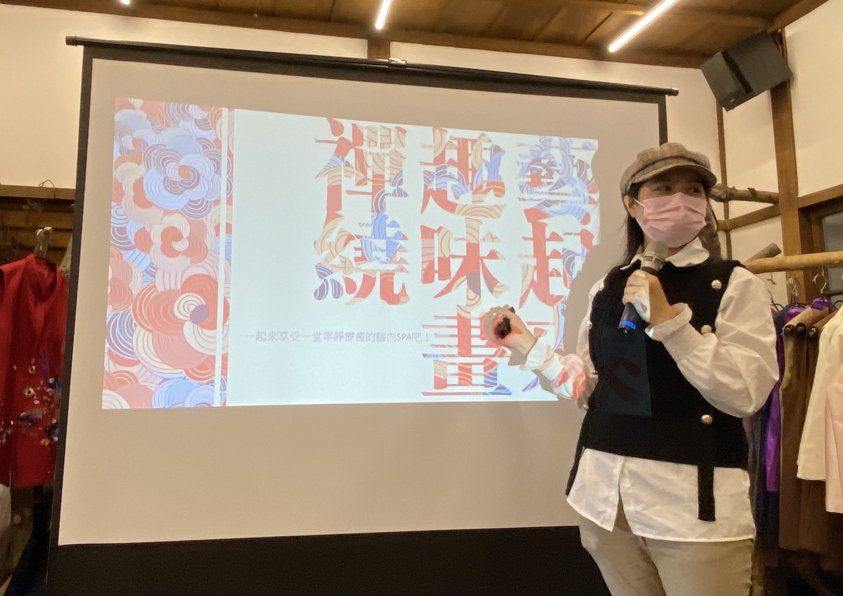 大陸新住民申婷頡講授禪繞畫的技巧與趣味。（移民署提供）