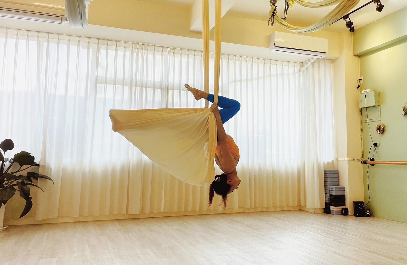 立委參選人郭貞慧近日推出大型影音車，在街上巡迴播放「空中翻轉」影片吸引選民注意。（郭貞慧提供）