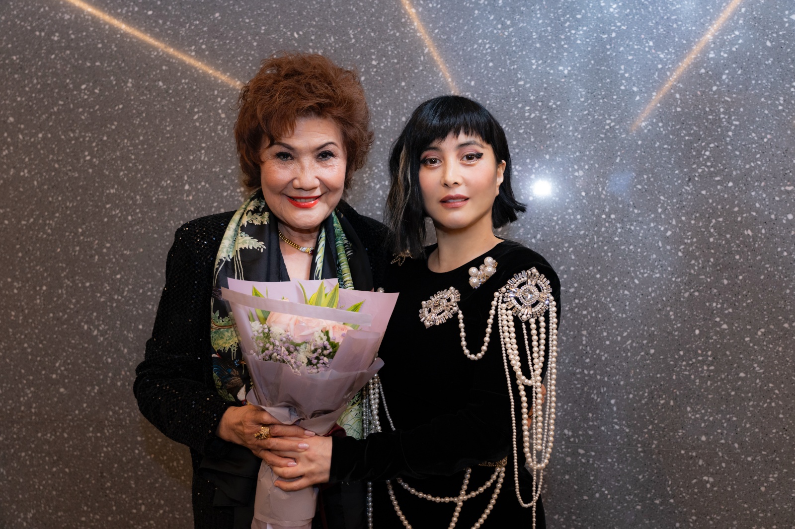 楊紫瓊母親譚慧珍（左）不計來回4小時的車程，專程出席首映活動支持何超儀（右）。（852 Films提供）