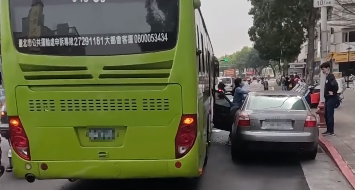 一名女駕駛違停在紅色，疑似開車門時未注意後方，車門直接被開過的公車「對折」。（翻攝自Wowtchout - 地圖型行車紀錄器分享平台臉書）