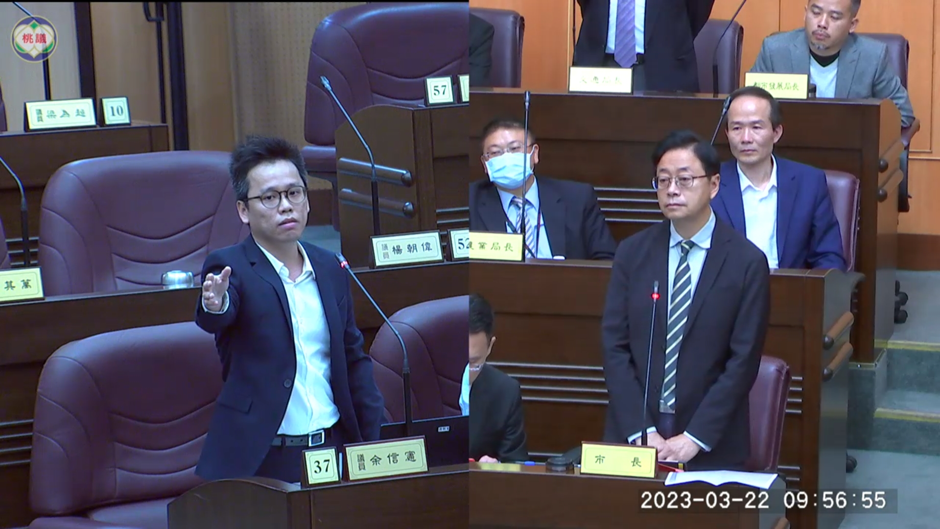 議員余信憲（左）今質詢張善政（右）批對方團隊尸位素餐，沒想到引發吵架風波。（翻攝自桃園市議會直播）