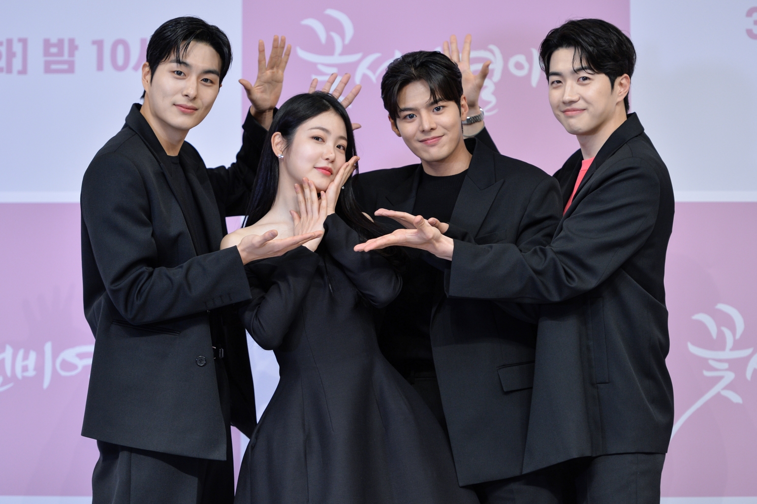 《花書生熱愛史》辛叡恩周旋在鄭乾柱（左一）、厲雲（右二）和姜勳三男之間。（friDay影音提供）