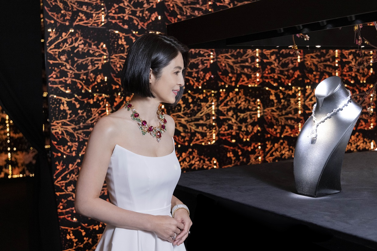 楊采妮出席Tiffany & Co. 2023高級珠寶展,仔細欣賞鉑金鑲嵌總重逾106克拉鑽石項鍊。(Tiffany & Co.提供)