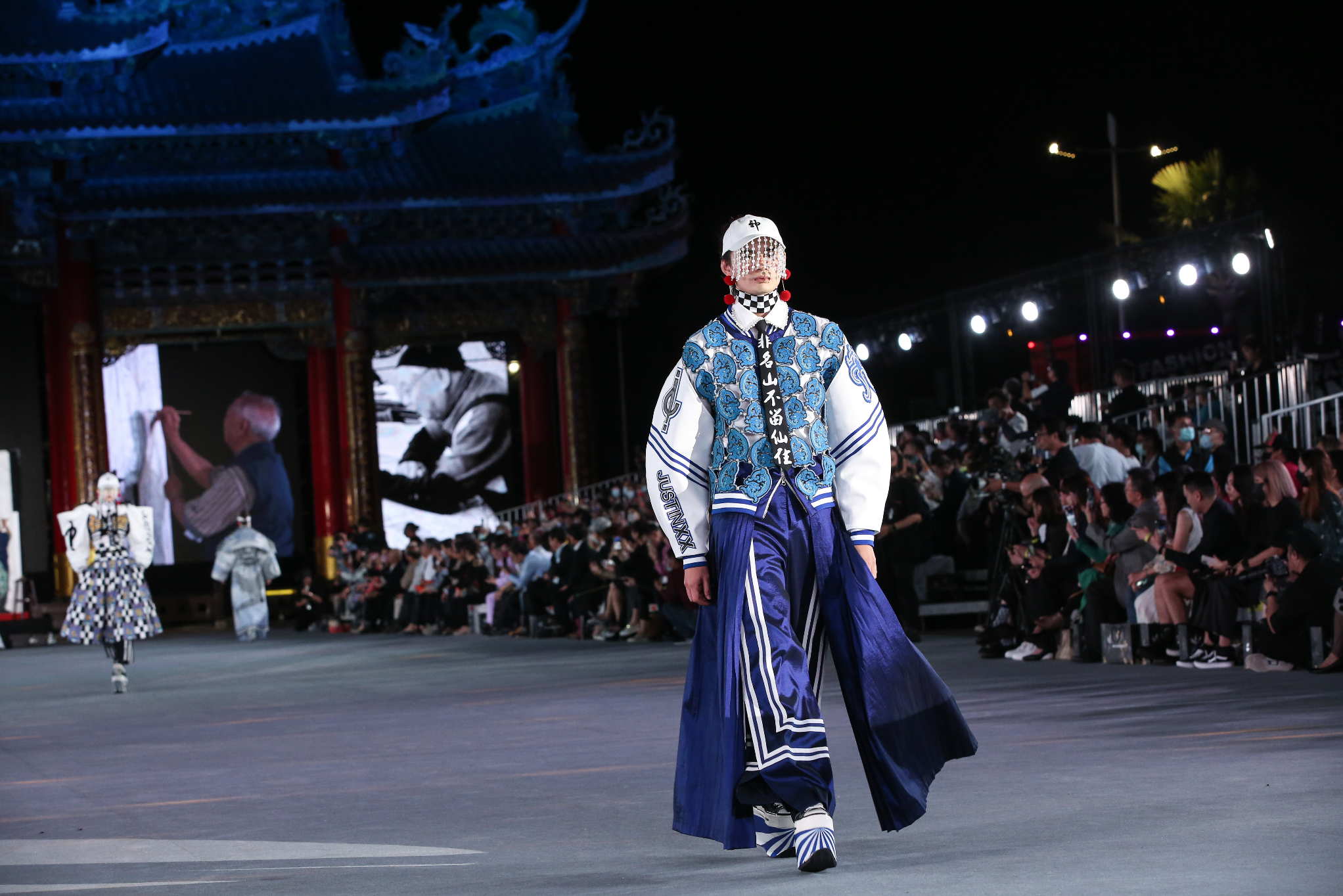 周裕穎以國寶彩繪師莊武男的寺廟彩繪為靈感，以及國中時見證棒球隊員受神降駕附體的經驗，創作出奇特街頭風格。