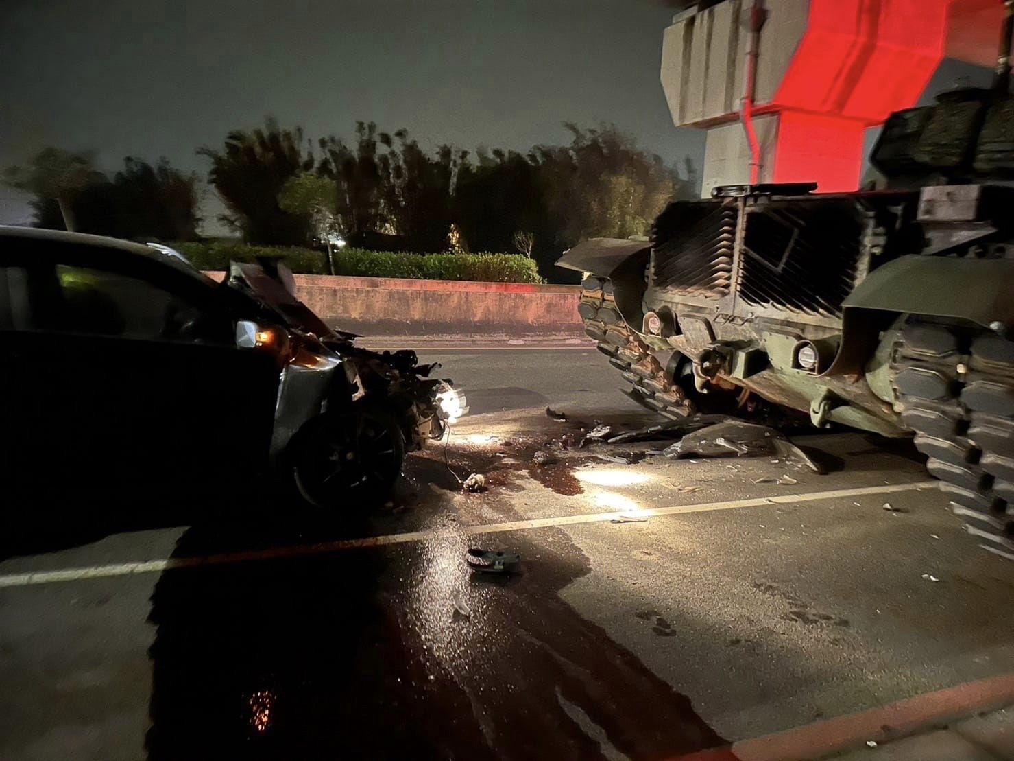 20日深夜有輛黑色轎車不明原因撞上國軍CM11戰車，導致車頭「凹陷」幾乎全毀。（翻攝畫面）