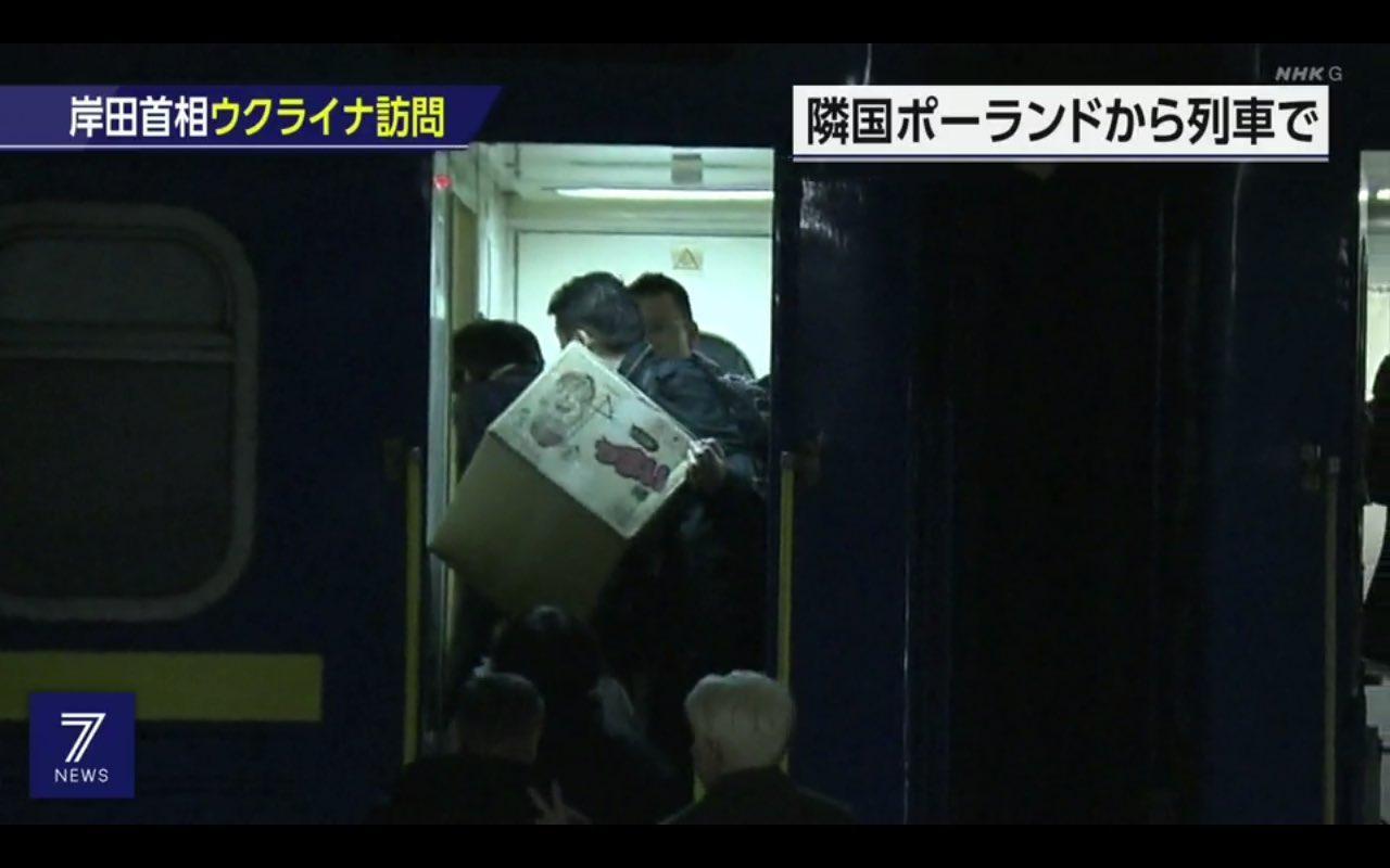 日本首相岸田文雄近日閃電訪烏克蘭，眼尖網友發現，日本國民零食「美味棒」（うまい棒）的紙箱也有出鏡，意外掀起熱議。（翻攝推特）