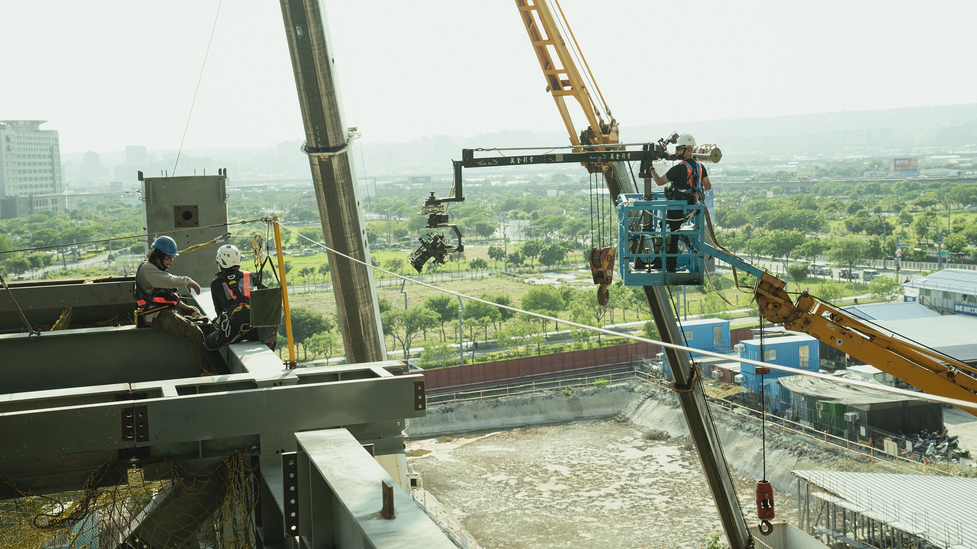 李銘順(左)拍攝時一度腿軟,過程中努力克服內心恐懼。(大慕影藝、華映娛樂提供)