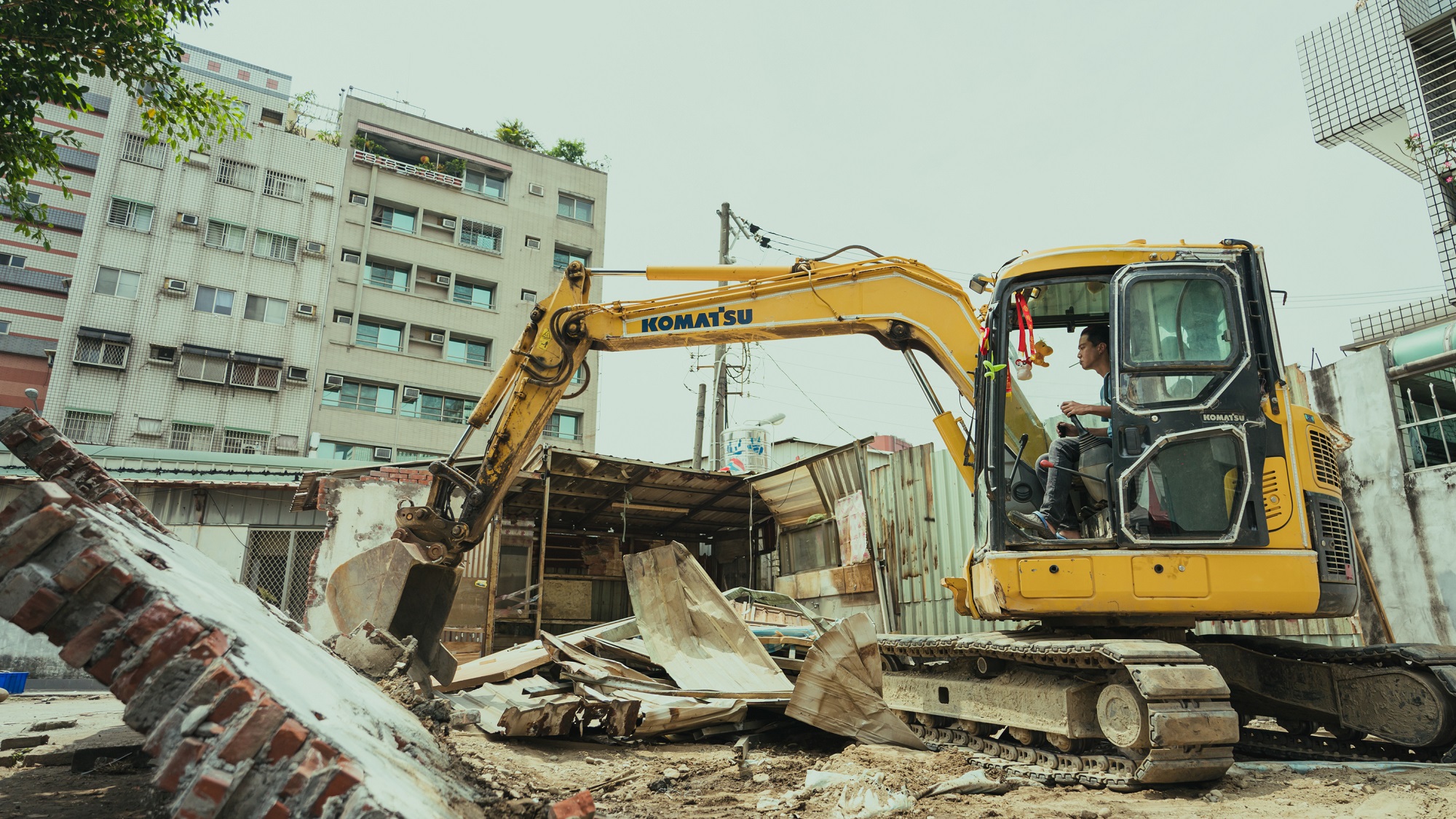 薛仕凌(右)飾演的怪手司機「阿全」,在電影版中曾嘗試怪手特技。(大慕影藝、華映娛樂提供)