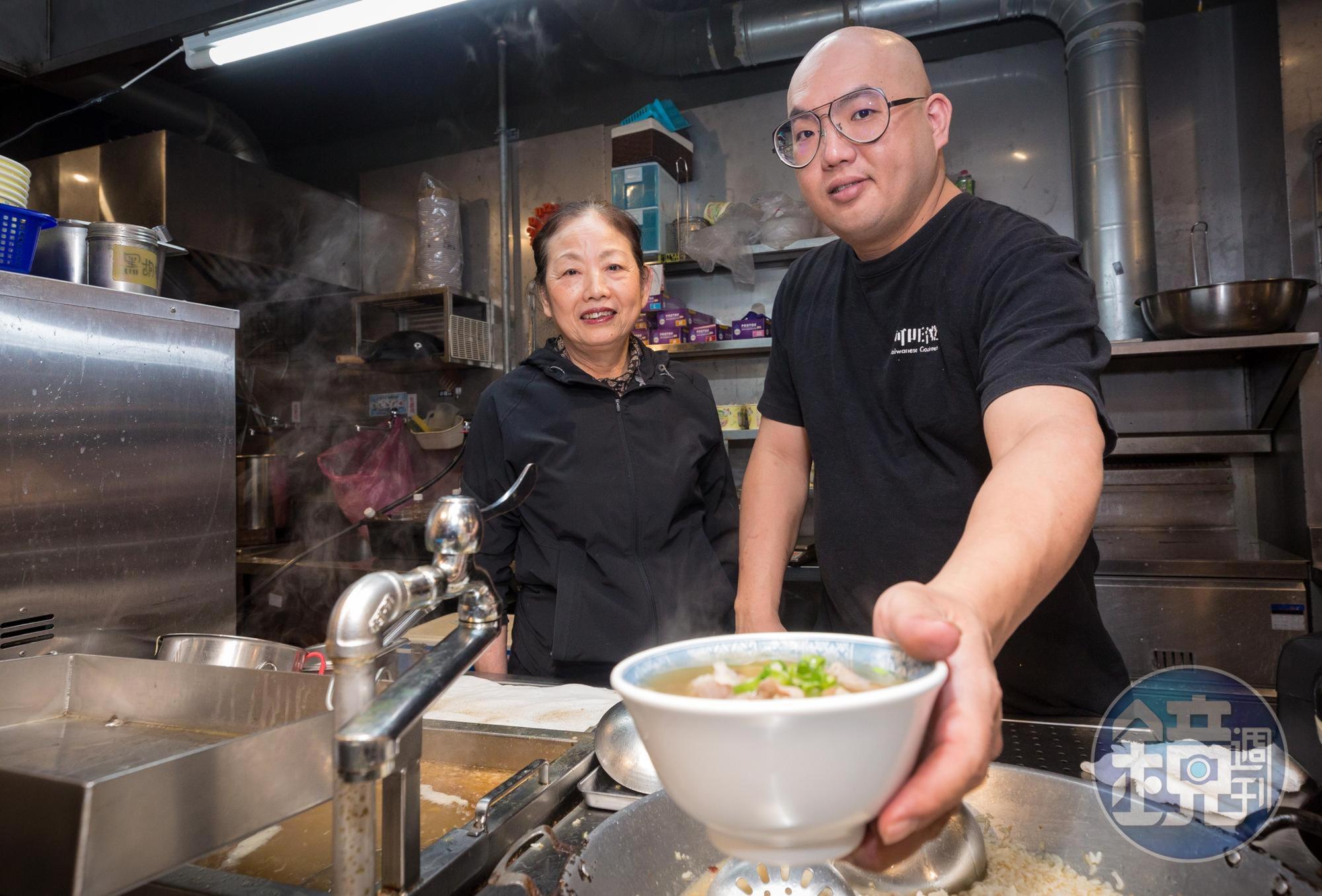 阿旺(右)因父親生病返家回接手家裡的美味肉粥小吃店,經過近20年的歷練,他把阿旺澄食堂經營成打卡美食名店。