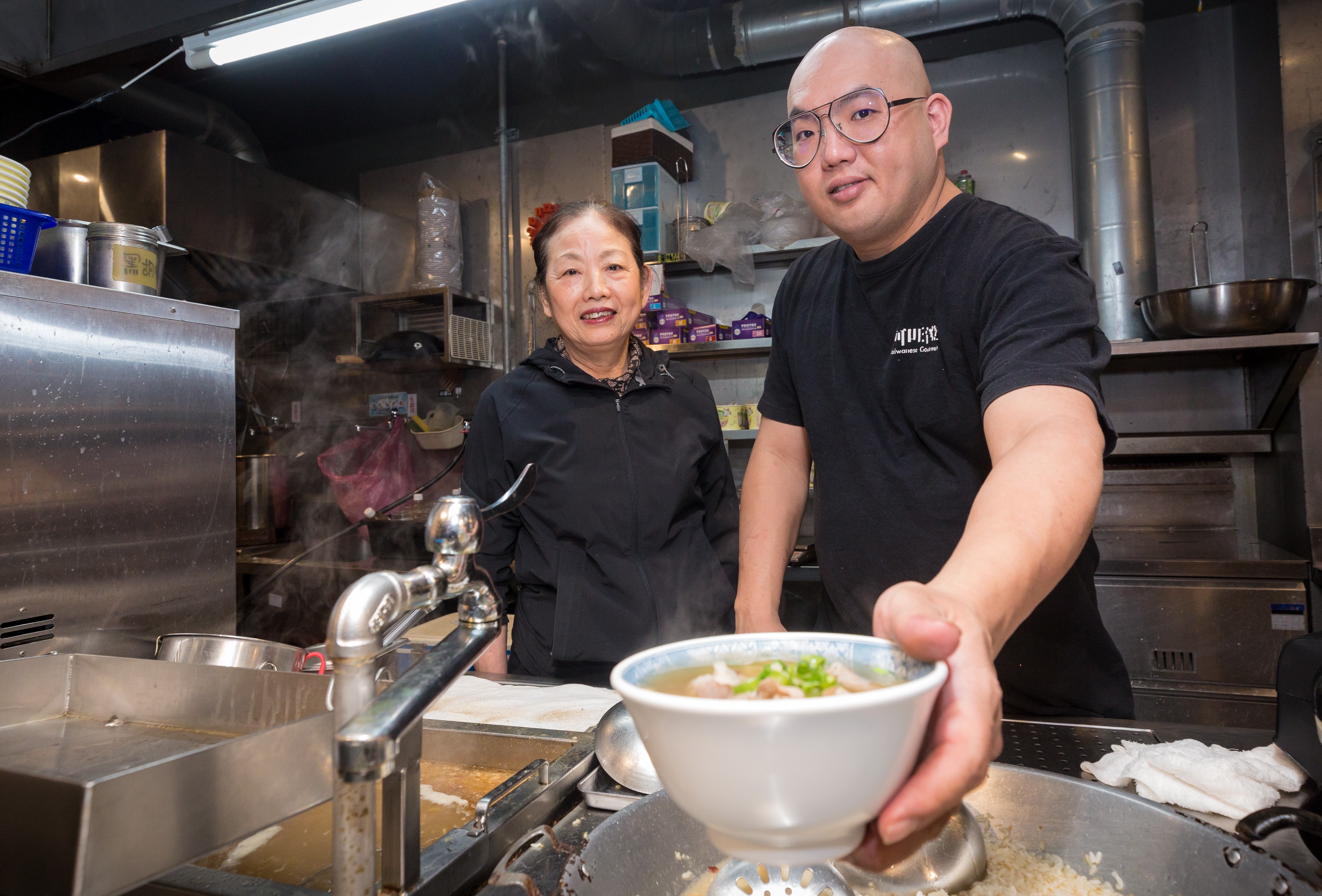 阿旺（右）因父親生病返家回接手家裡的美味肉粥小吃店，經過近20年的歷練，他把阿旺澄食堂經營成打卡美食名店。