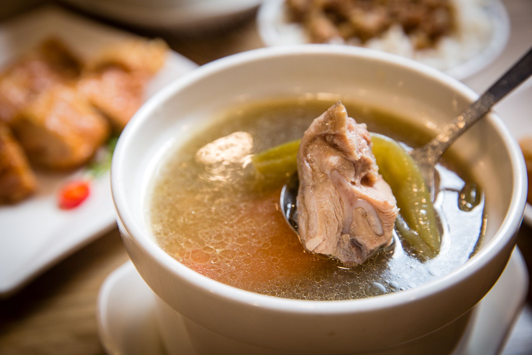 煲湯三劍客人氣第一名圖示之「剝皮辣椒雞湯」,其次是「魷魚螺肉蒜」。