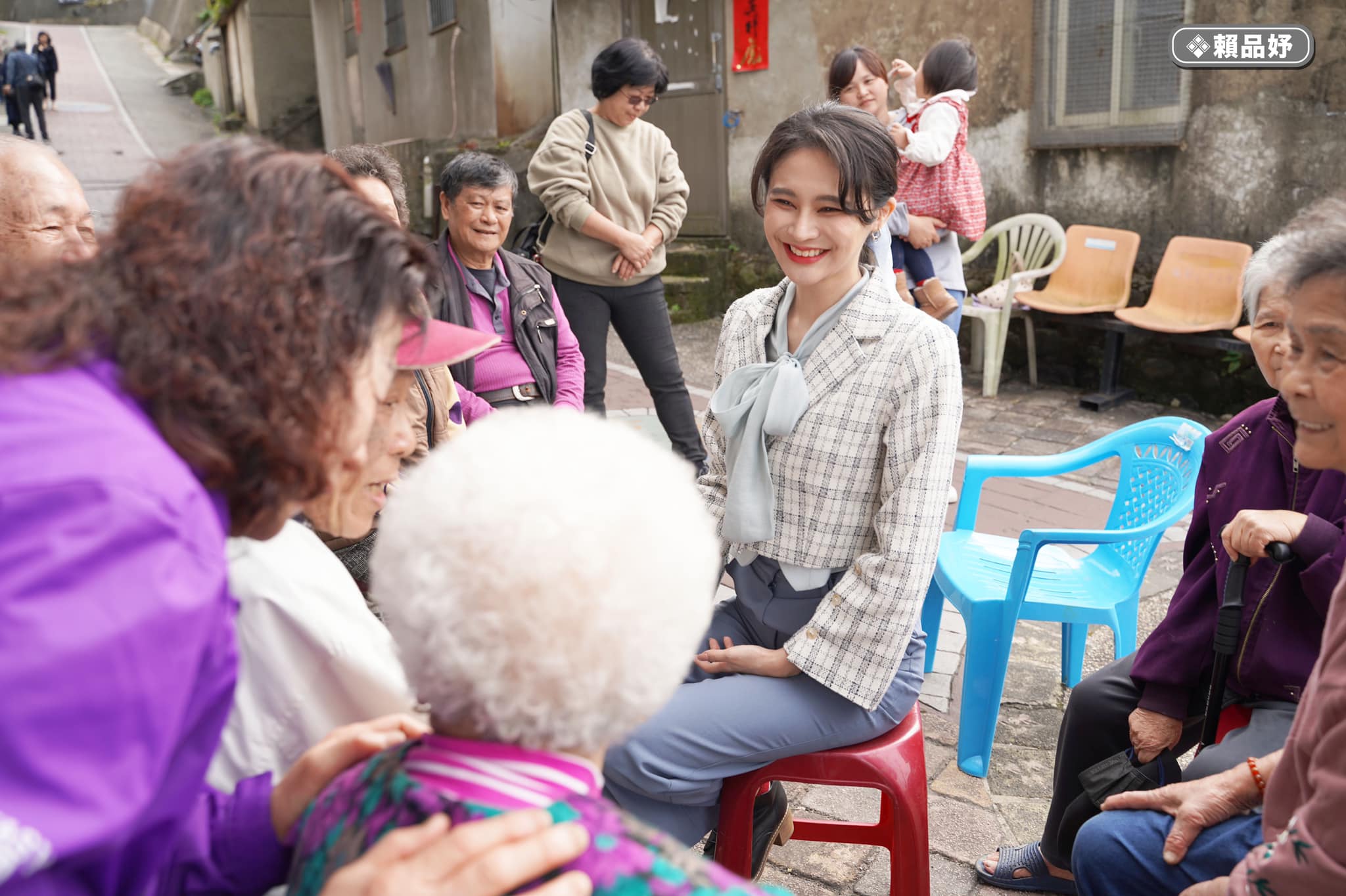 賴品妤今前往黨部領表登記拚連任。（翻攝自賴品妤臉書）