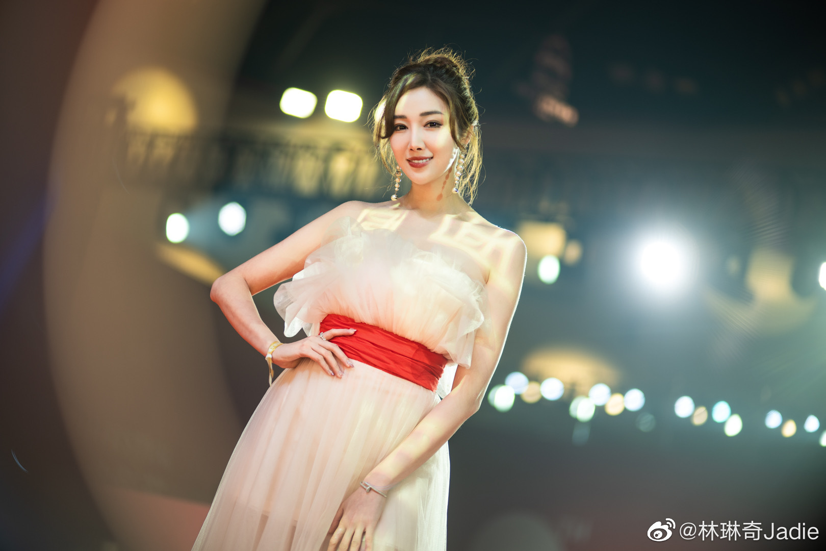 林琳奇自爆被困在五星飯店的狹小廁所近4個小時，事後飯店的處理態度讓她心寒。（翻攝自林琳奇微博）