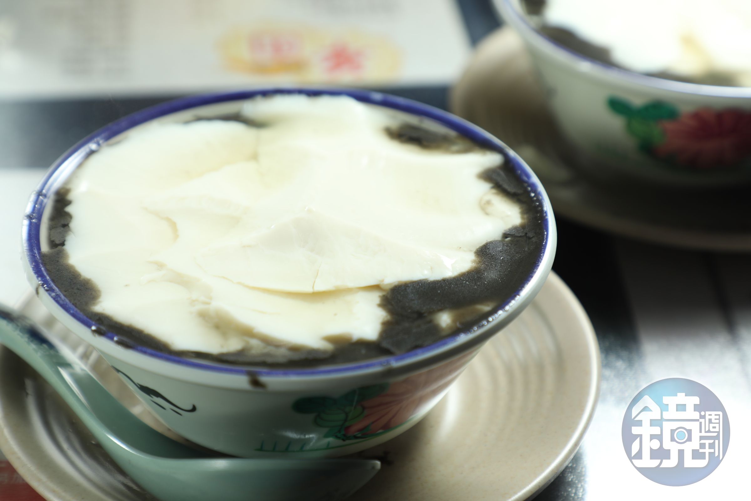 在香港糖水店如果不知該怎麼選，那就點雙拼吧！像華園的「芝麻糊豆腐花」，就可以兩種都吃到。（港幣26元／碗）