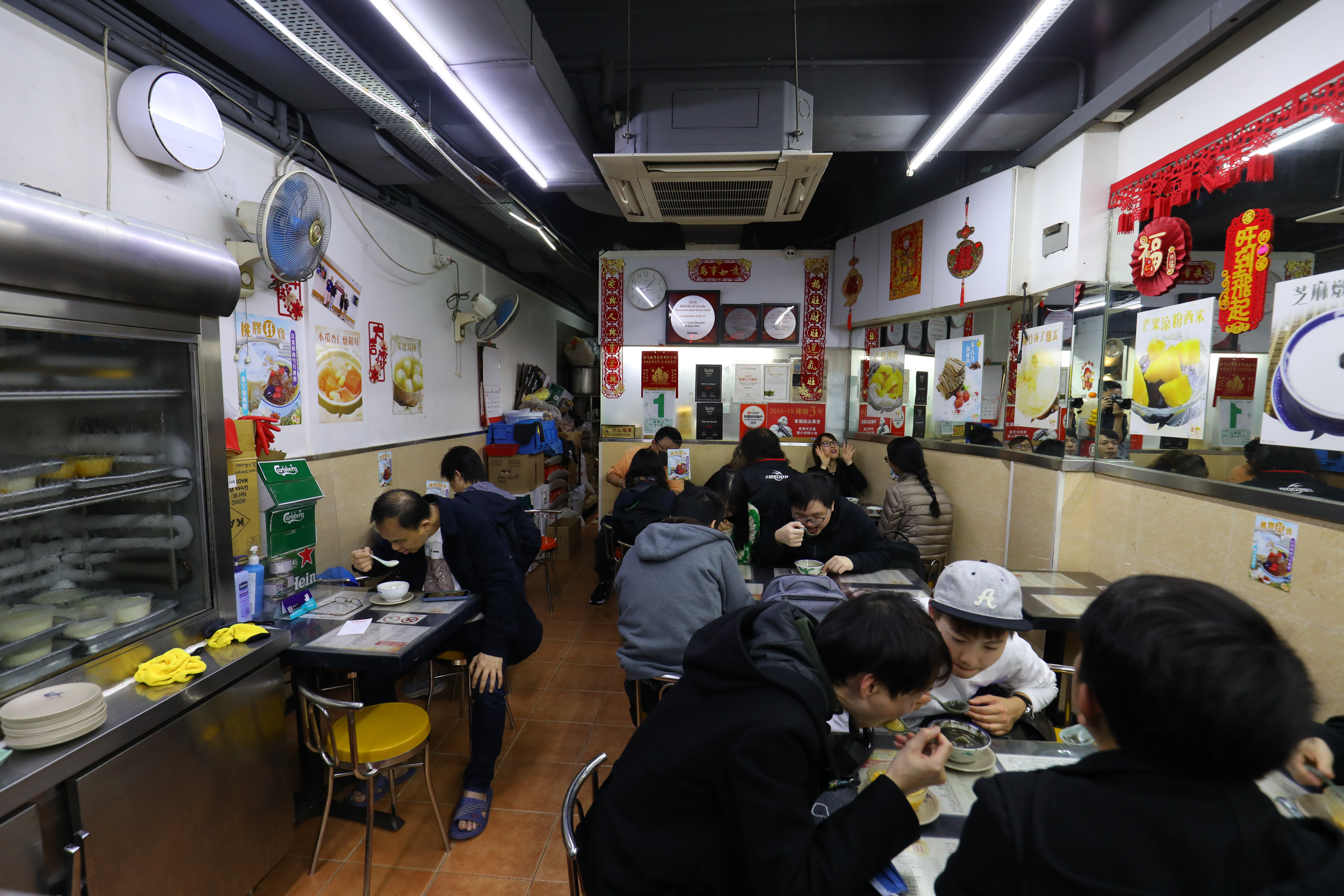 附近居民冬天習慣晚飯後到華園吃一碗糖水，熱呼呼好入眠。