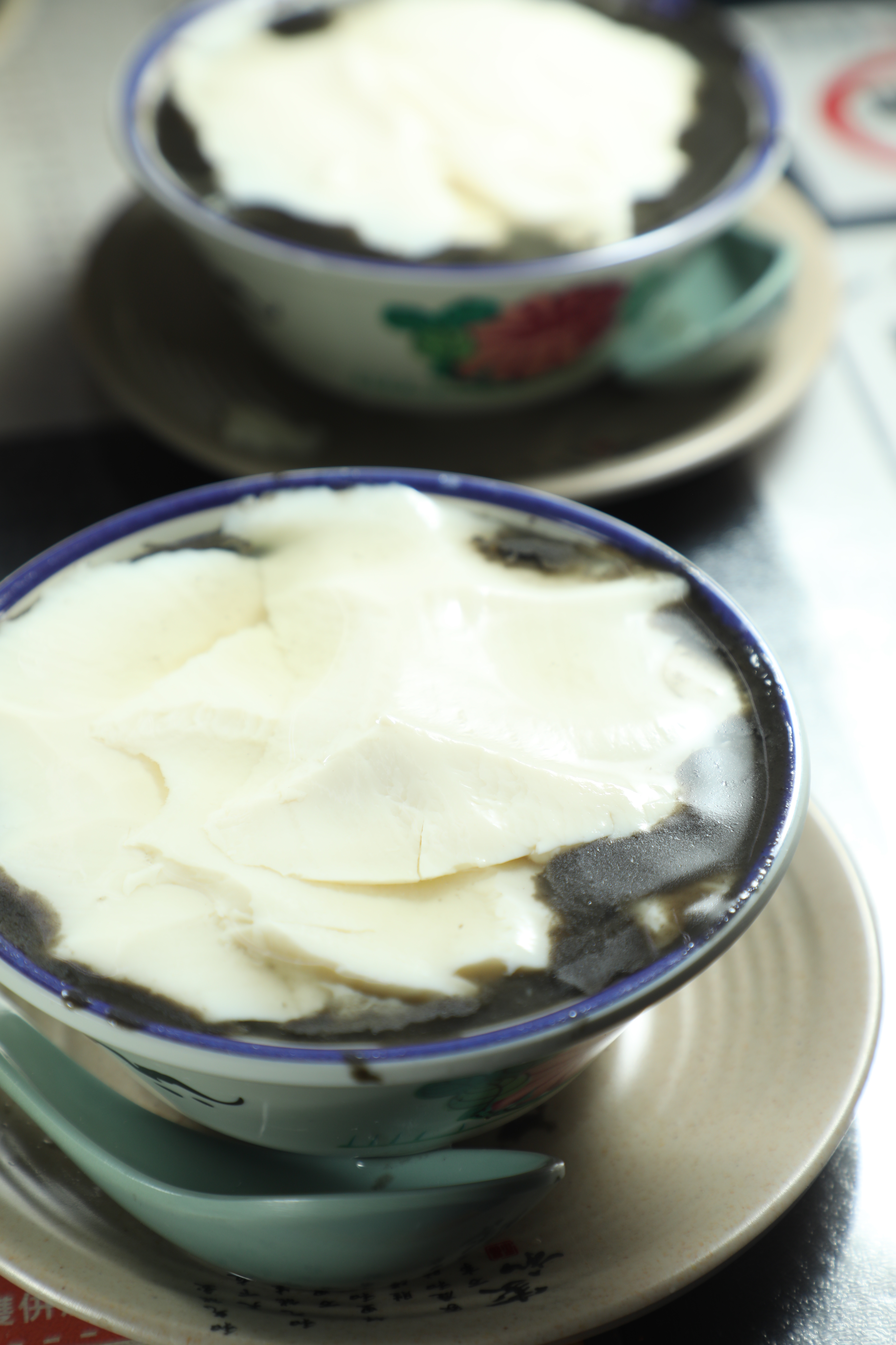 「芝麻糊豆腐花」以傳統手法沖製的豆花軟嫩，芝麻香氣十足。（港幣26元／碗）