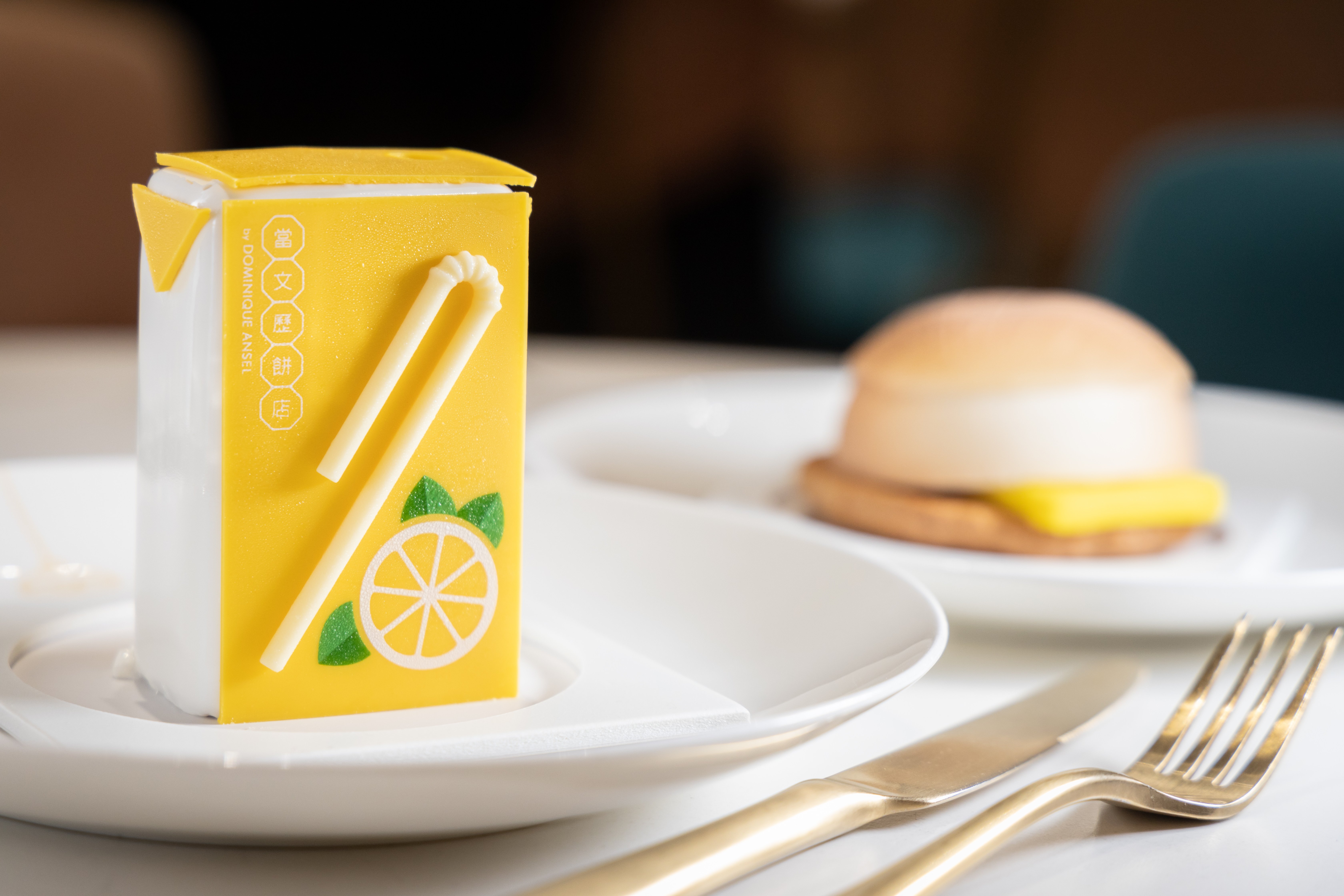 「當文歷餅店by Dominique Ansel」以惟妙惟肖的造型、別出心裁的口味，復刻檸檬茶、菠蘿包等香港經典甜品。