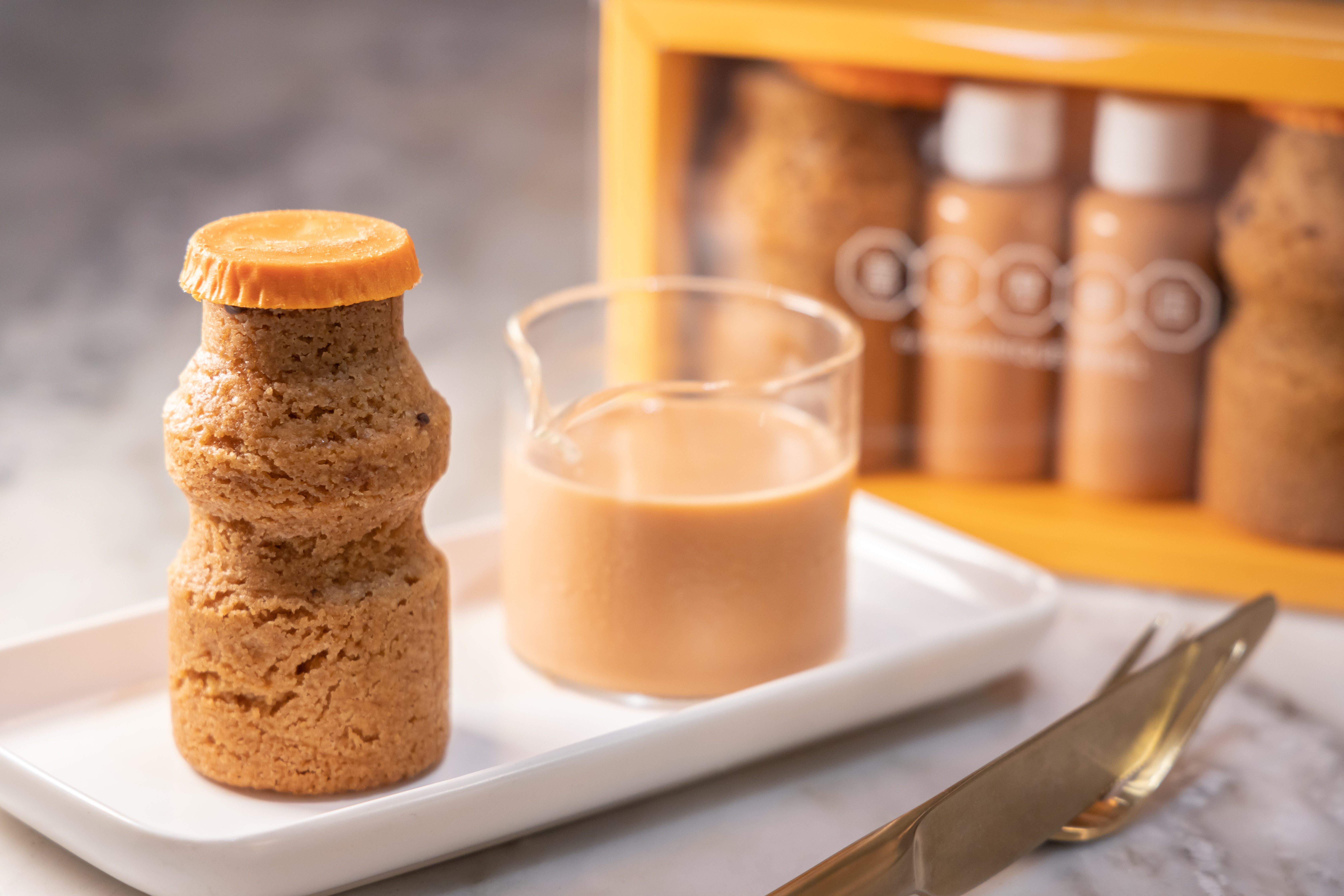 以The Cookie Shot改良的「港式奶茶曲奇杯」，要自己把冷萃奶茶倒入肉桂味餅乾杯享用。（港幣48元／個、2件裝禮盒港幣108元／份）