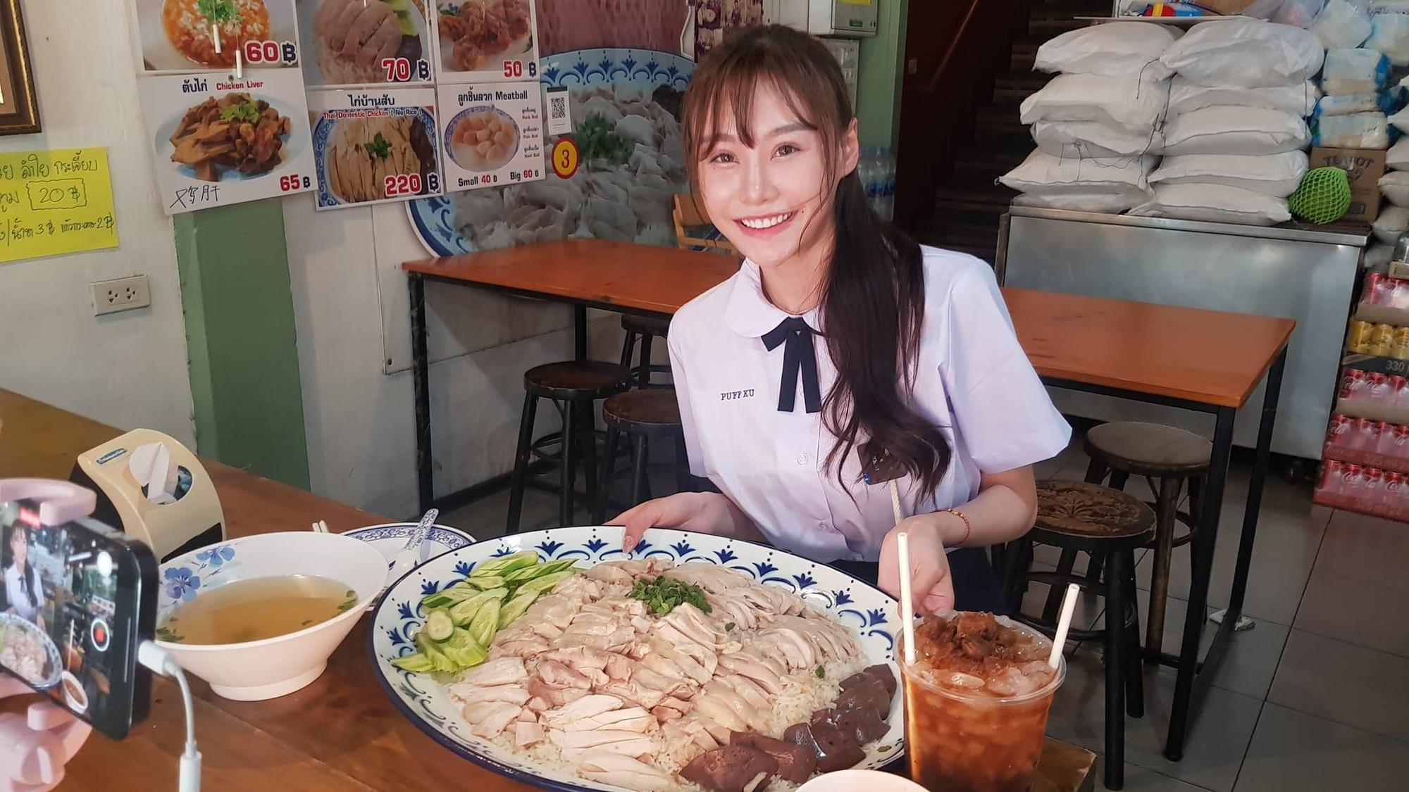 台灣之光!正妹大胃王紅到泰國,1小時吃掉3公斤巨無霸雞肉飯。(翻自臉書)