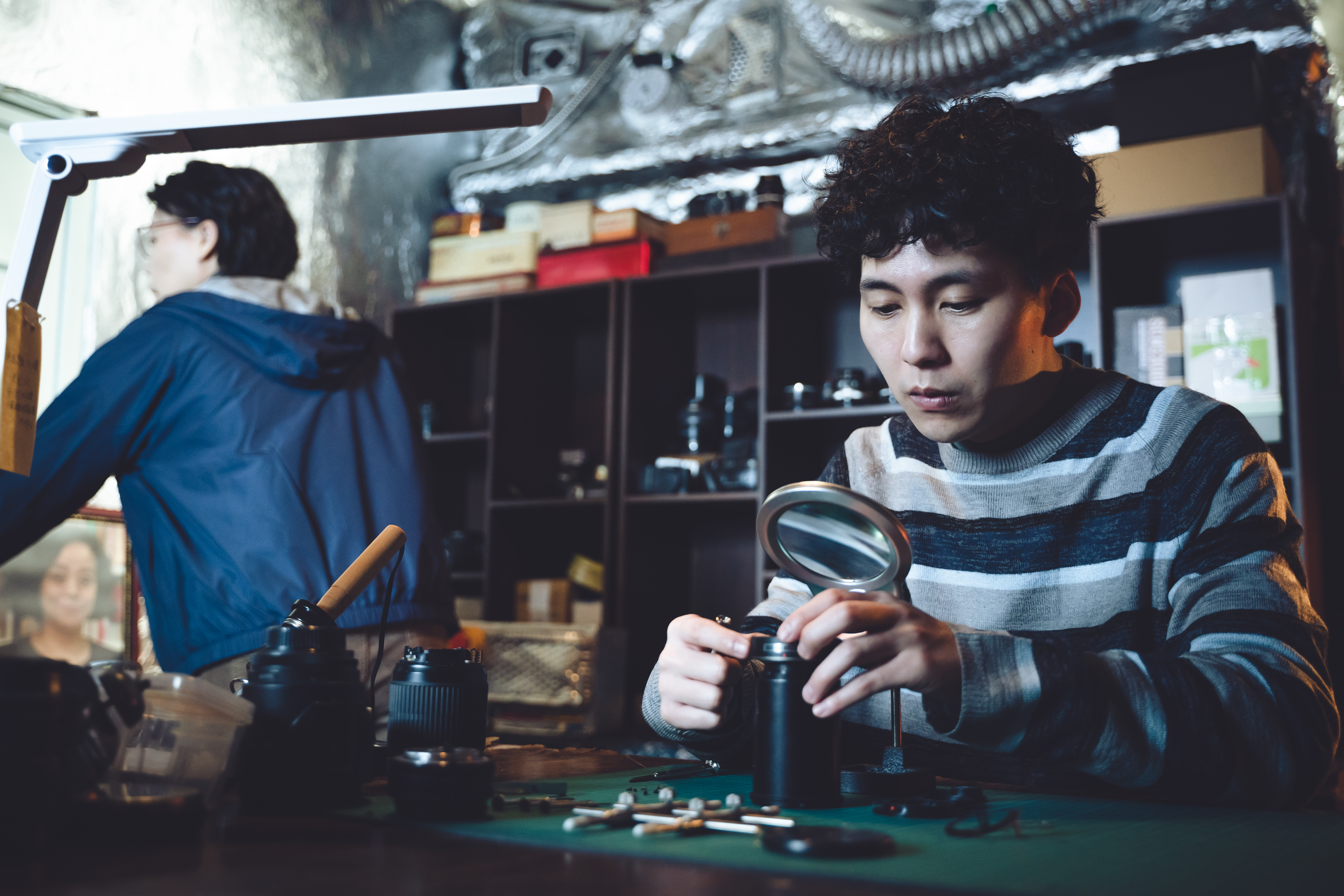 巫建和(右)在《阿波羅男孩》飾演自閉症患者,擅長修理物品但不懂如何與他人溝通。左為飾演阿姨的黃舒湄。(公視台語台提供)