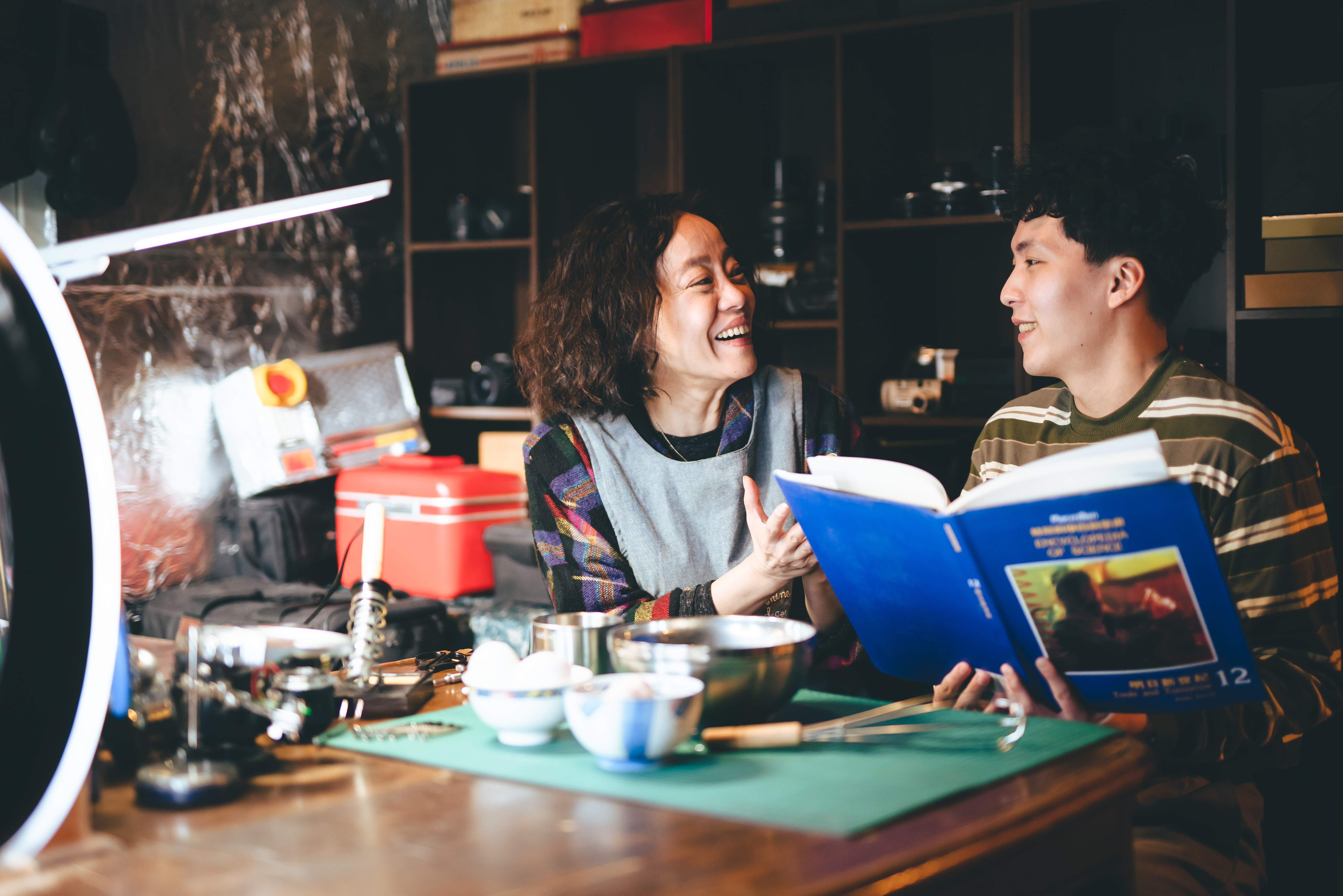 巫建和（右）和飾演母親的范瑞君有許多動人的對手戲。（公視台語台提供）