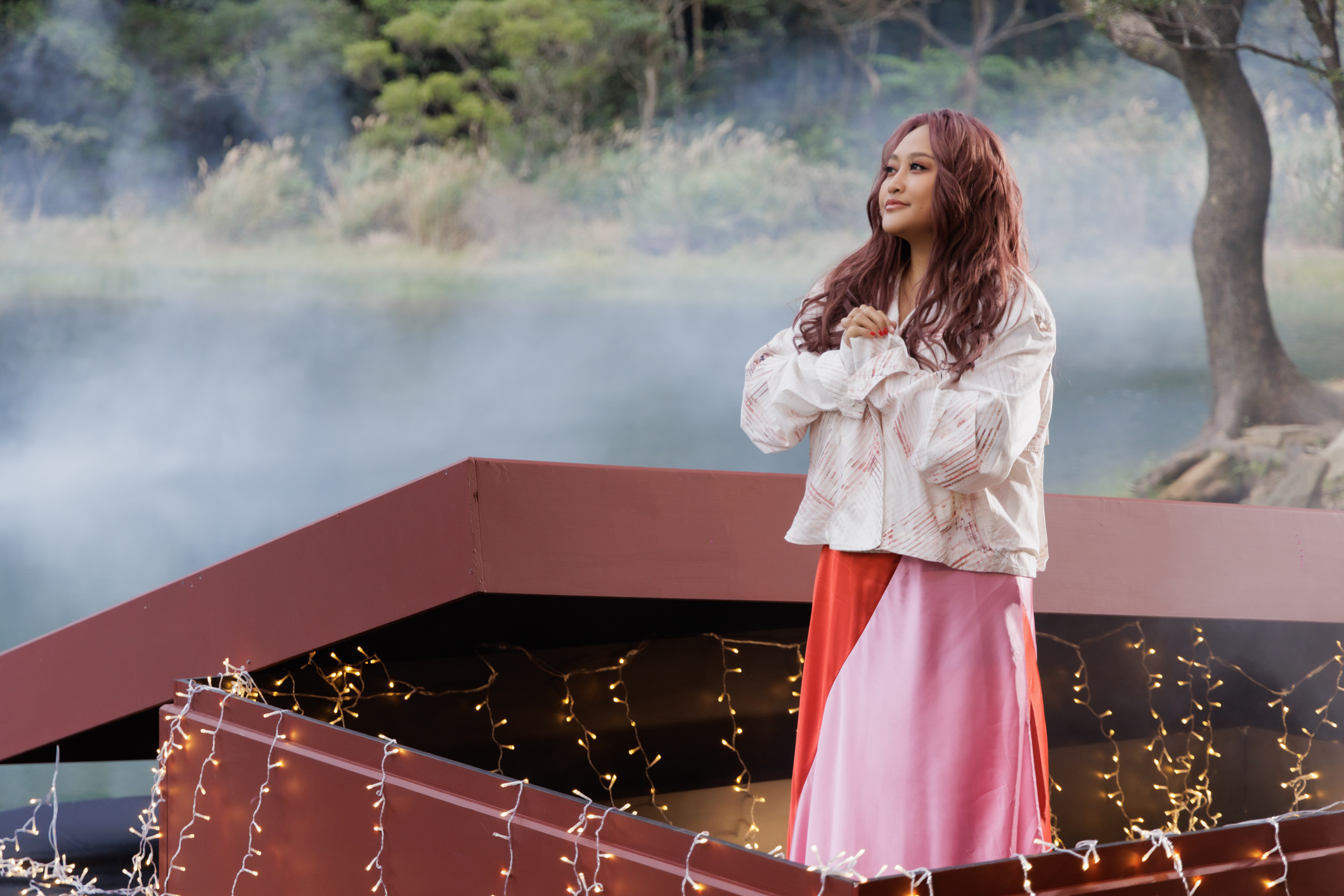 家家〈輕傷〉MV頂寒冷低溫闖「天使祕境」摸黑上山搶拍魔幻時刻。(相信音樂)