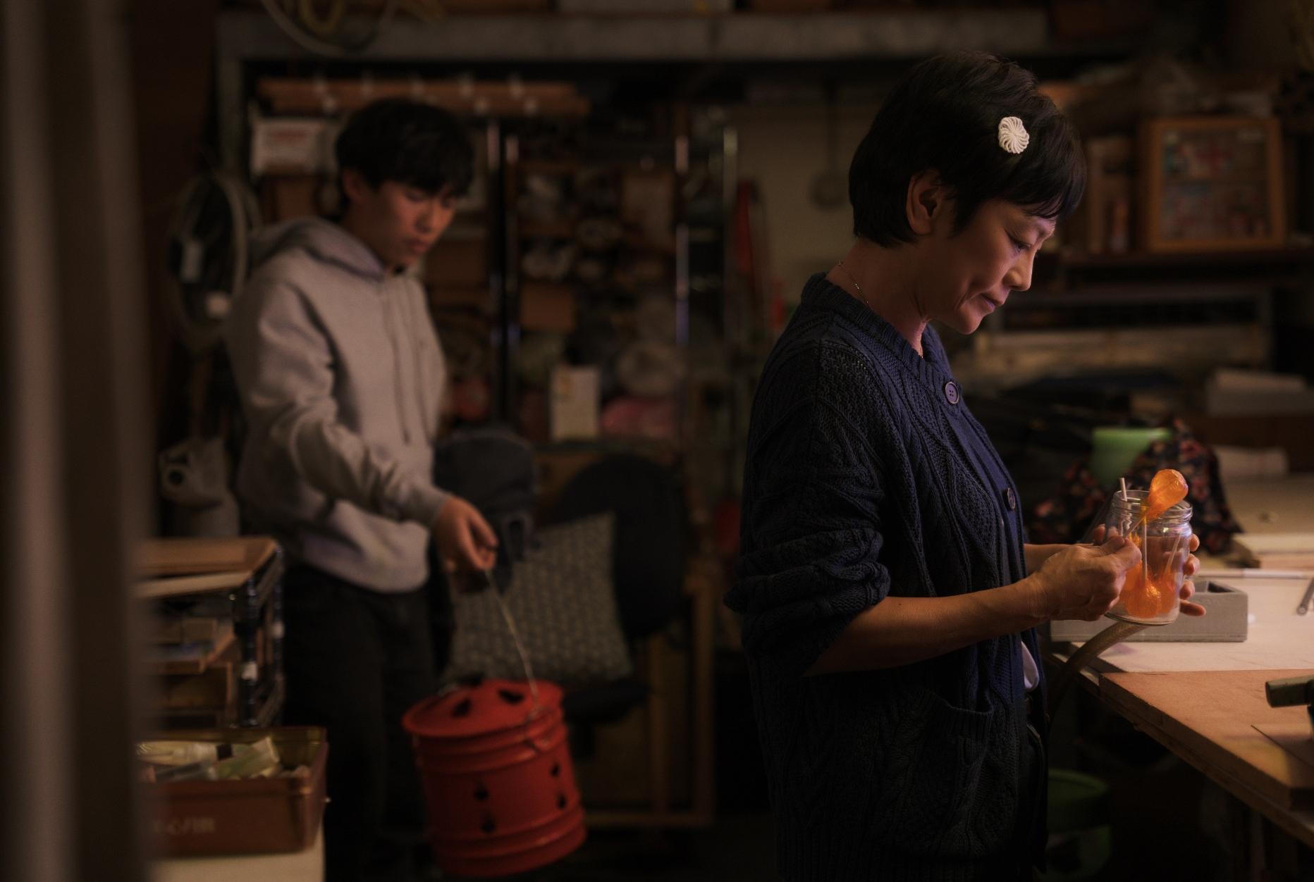 戲裡不乏親手製作霓虹燈管的鏡頭，張艾嘉與飾演學徒的周漢寧都真的拜師學藝學習霓虹燈的製作。（甲上）