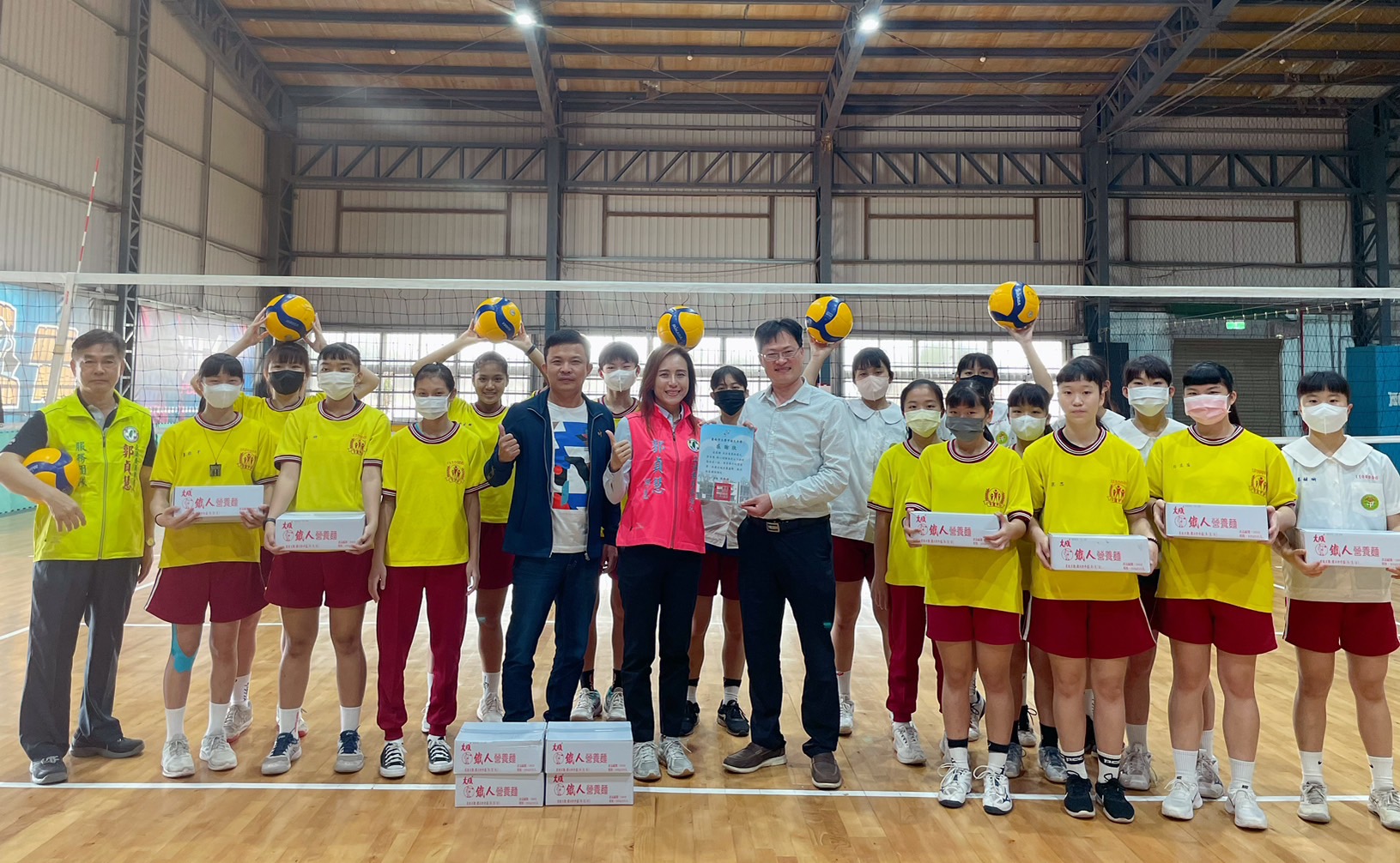 立委參選人郭貞慧致贈10箱麵條，贊助體育活動。（郭貞慧提供）
