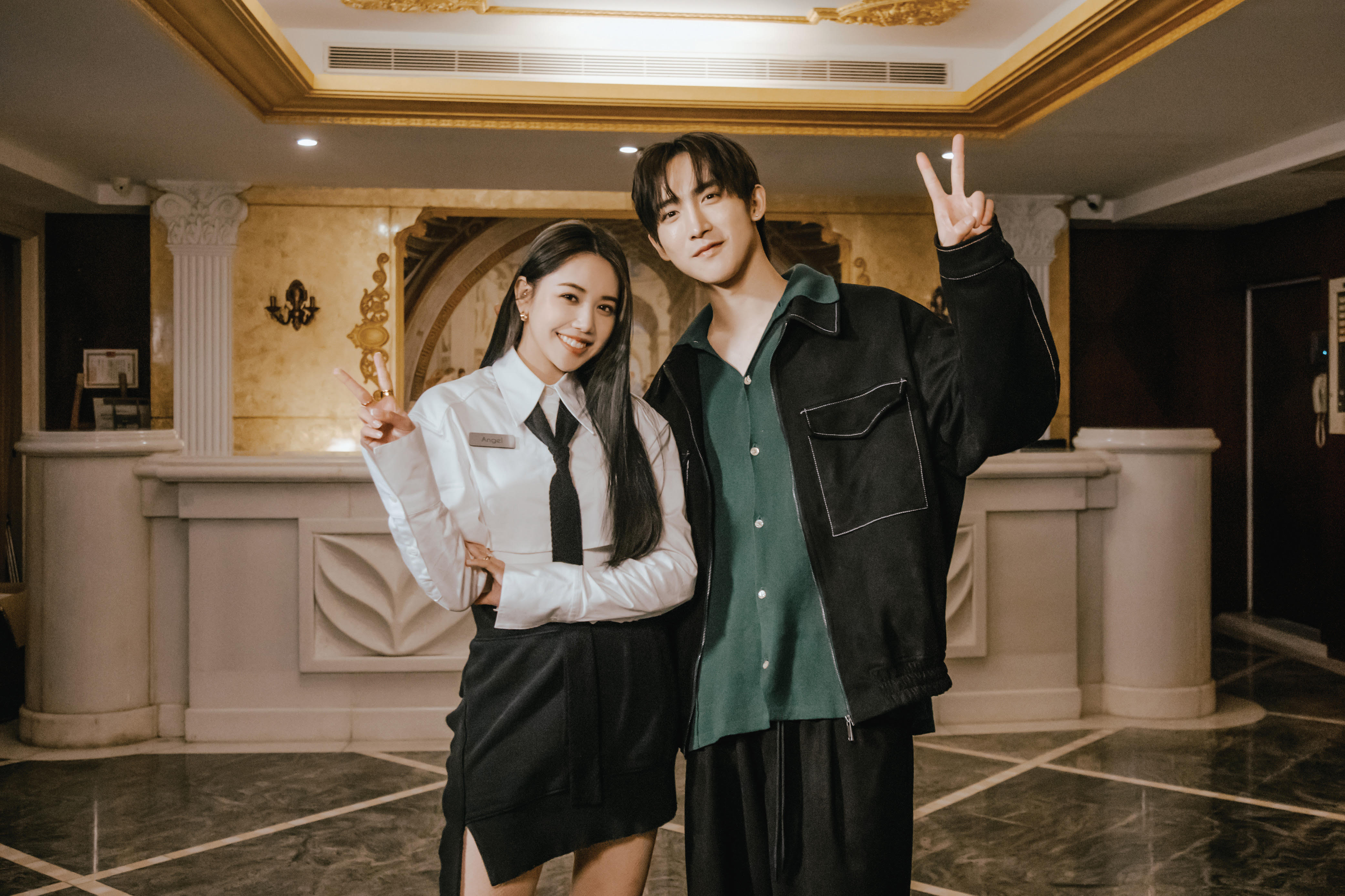 《全明星運動會4》黃宏軒擔任男主角,變身「偷窺狂」,林茉曦笑說:終於換我被帥哥追。(索尼音樂提供)