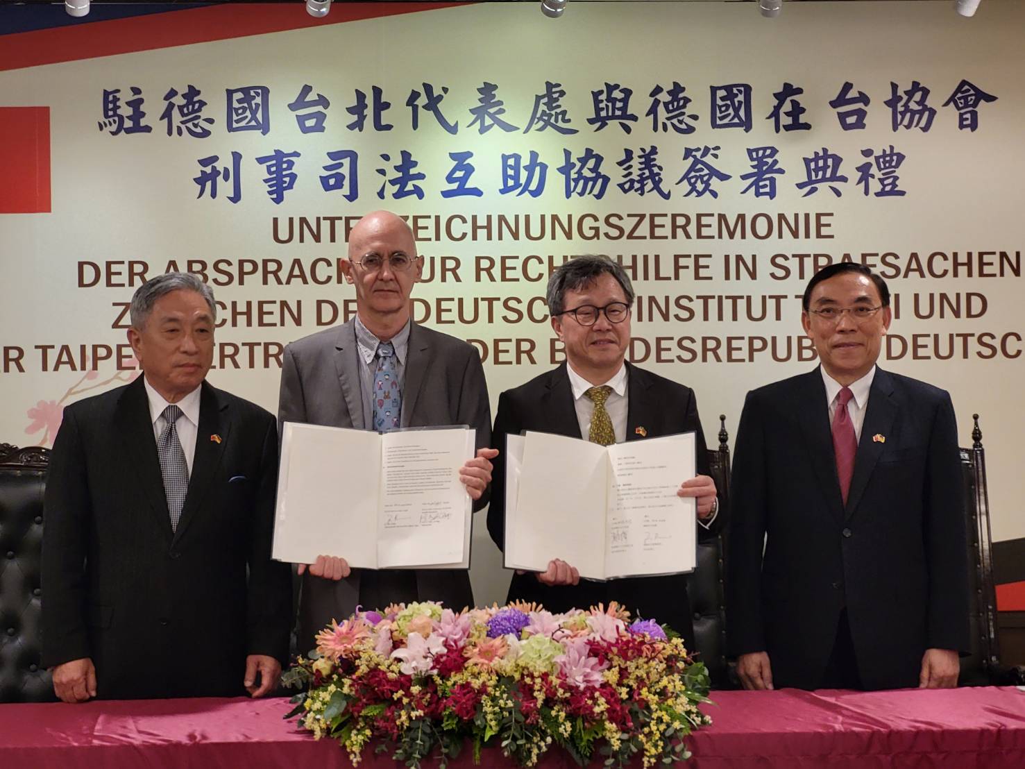 法務部推動司法外交再傳捷報，由駐德國台北代表處大使謝志偉（右2）及德國在台協會處長許佑格（左2）簽署文件，法務部長蔡清祥（右1）及外交部次長田中光（左1）全程觀禮。