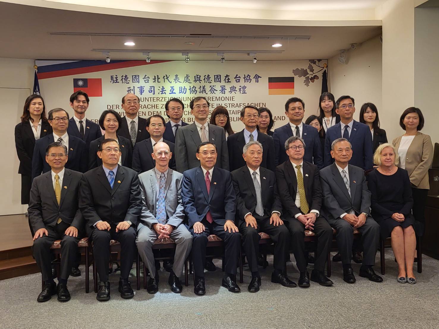 台德雙方代表官員合影,為兩國簽署司法互助合作的重要里程碑留下歷史紀錄。