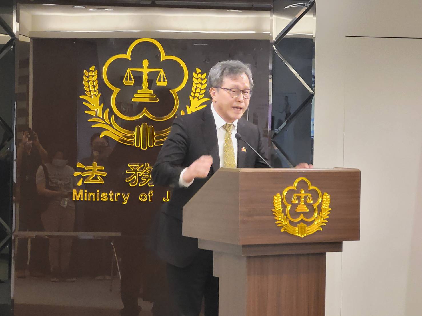 駐德國台北代表處大使謝志偉感謝法務部國兩司的團隊付出,成就台德司法互助協定簽署。