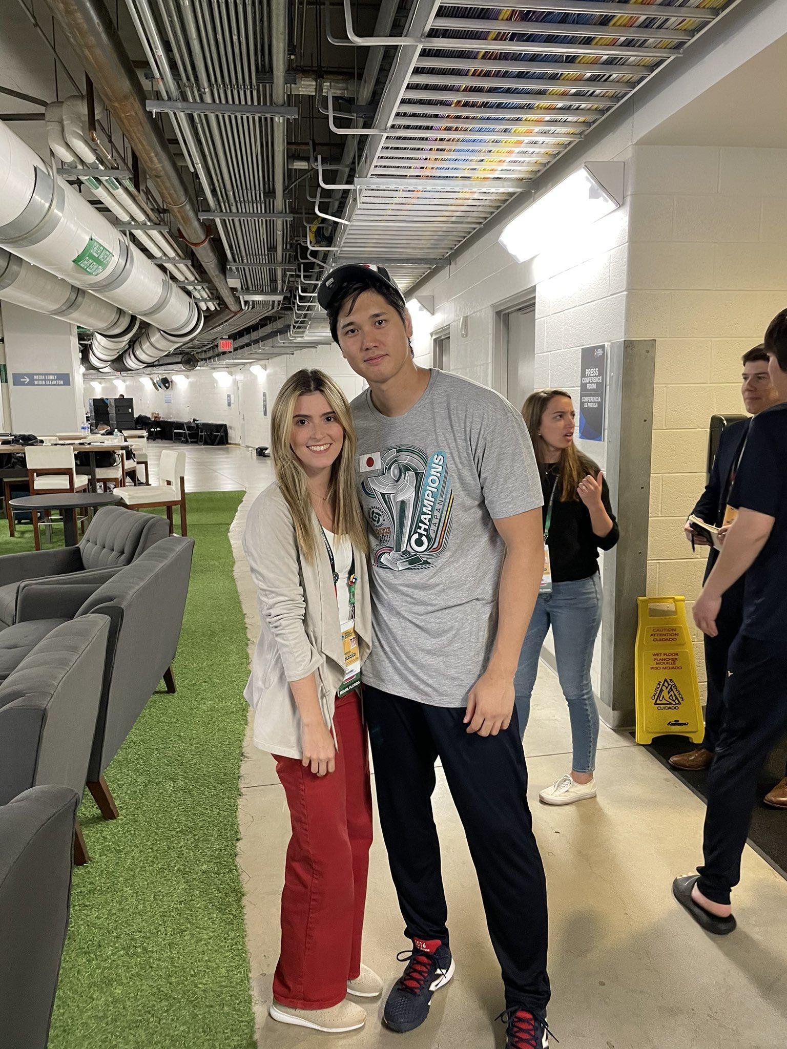 大谷翔平賽後與女子的合影引發網友熱議。(翻攝自推特@rschmulsonc)