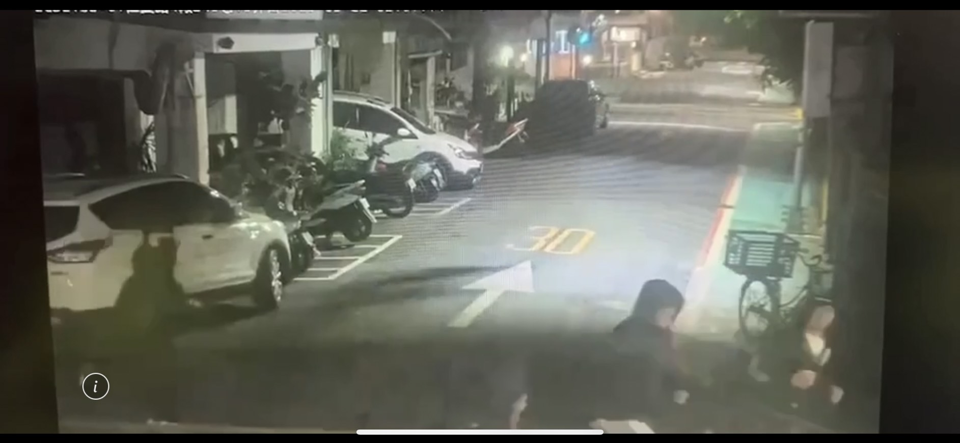 10名惡煞逞凶後快步跑離現場。（翻攝畫面）