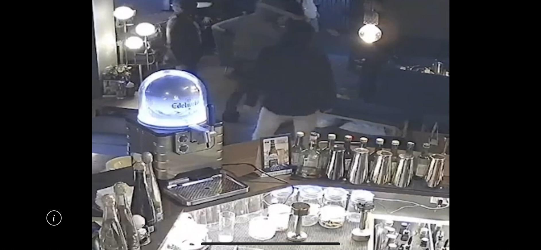 多名持刀棍的男子闖入餐酒館內，朝陳男狂毆猛砍。（翻攝畫面）