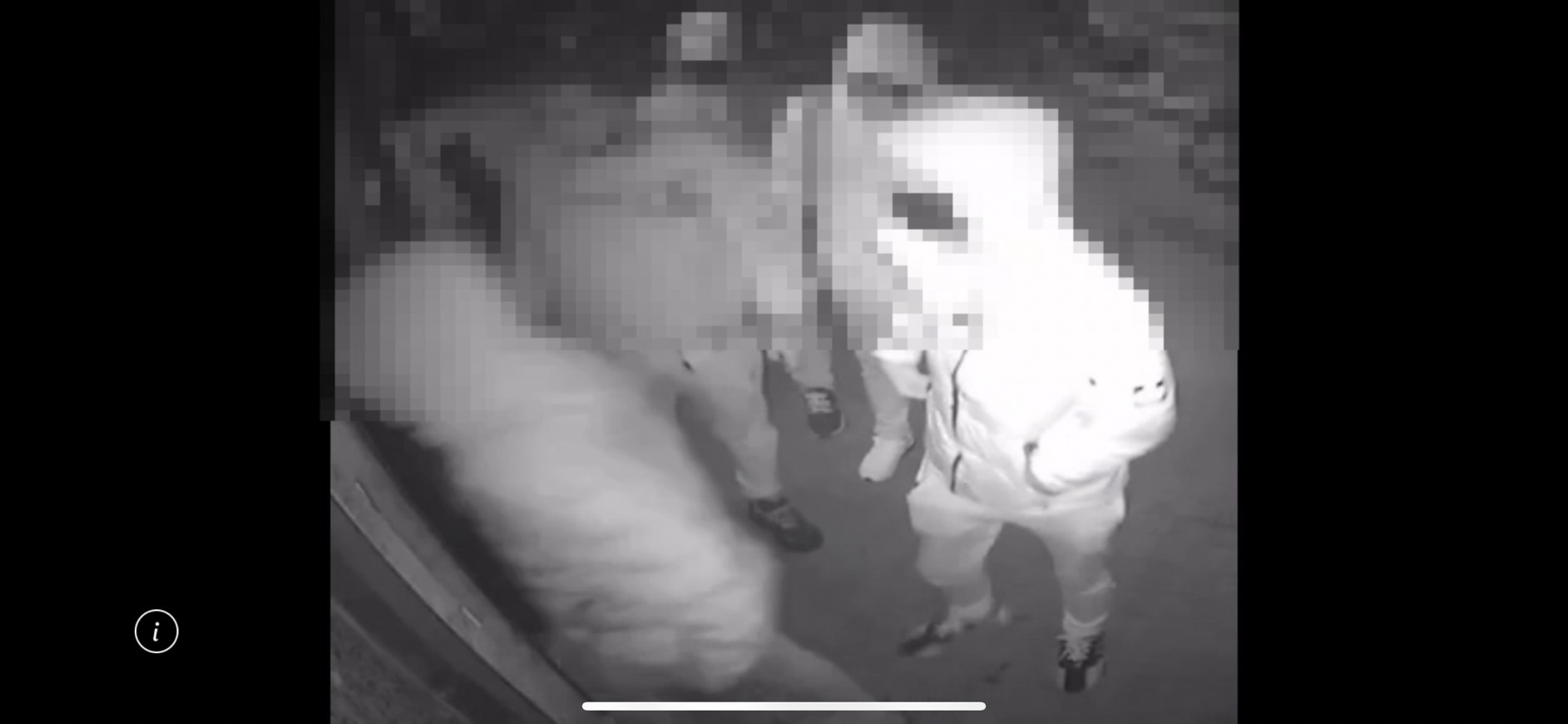 警方調閱監視器，發現10名惡煞在陳男入店沒多久也陸續進入。（翻攝畫面）