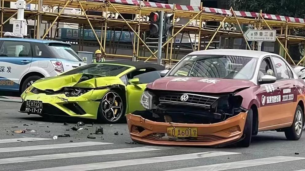 一名女學員在教練的陪同上路練習開車,不慎撞上一輛藍寶堅尼。(翻攝微博)