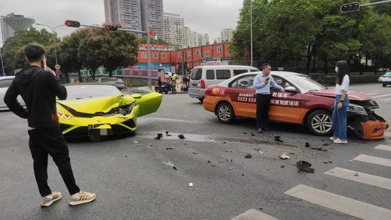 藍寶堅尼車主一看慘況,直呼「我才剛買...」。(翻攝微博)