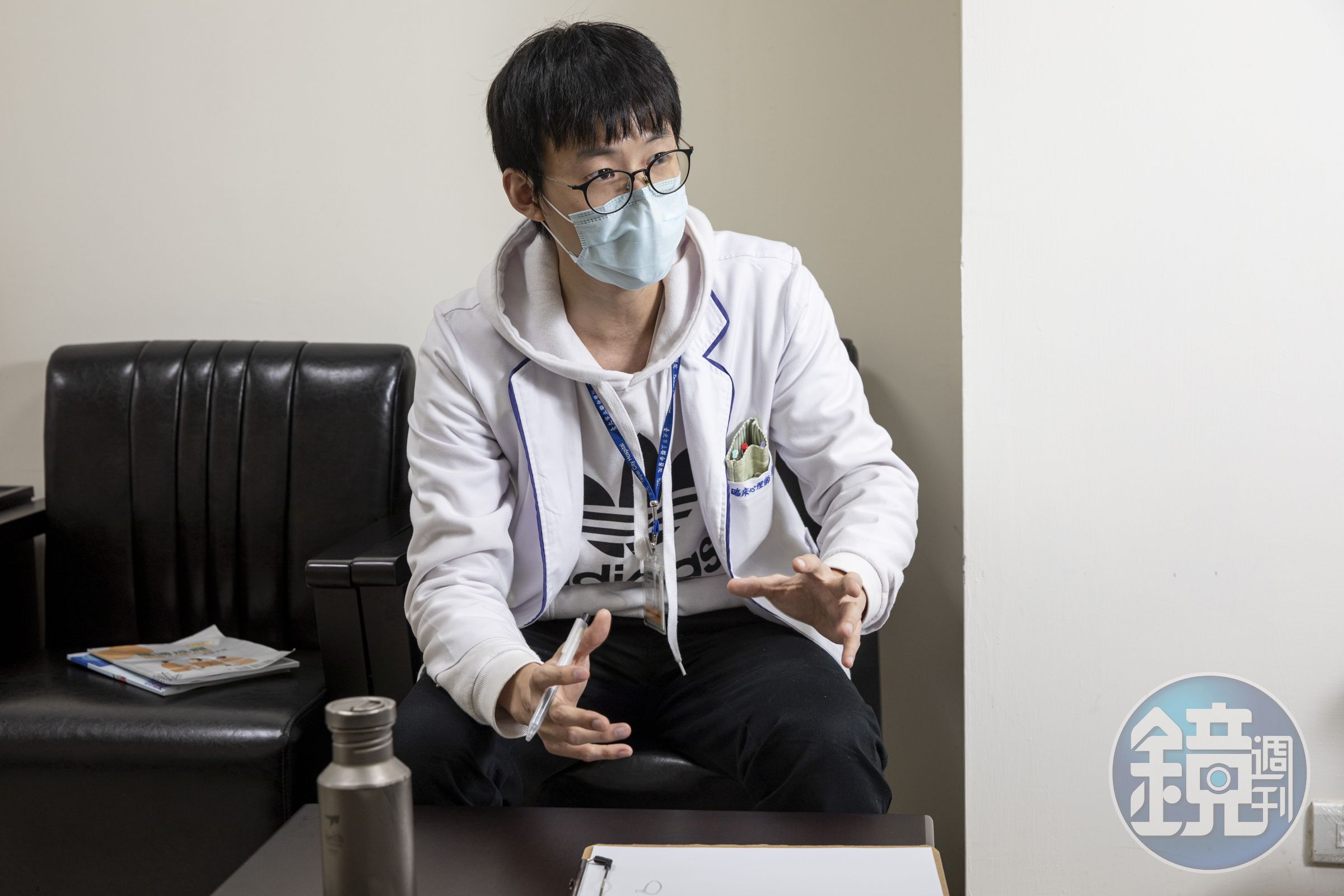臨床心理師徐士閎投入大量心力與時間為賭博成癮者提供協助。