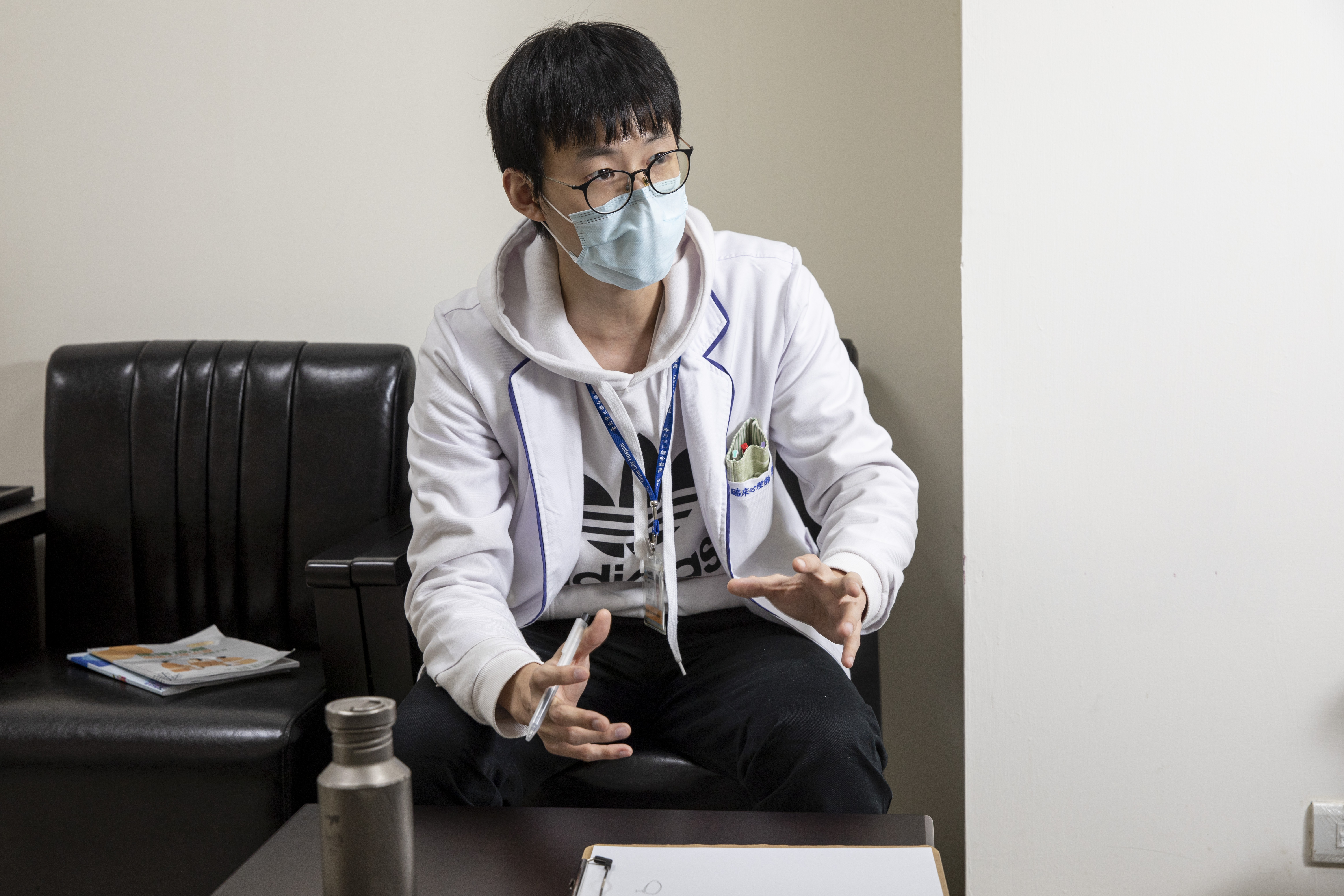 臨床心理師徐士閎投入大量心力與時間為賭博成癮者提供協助。