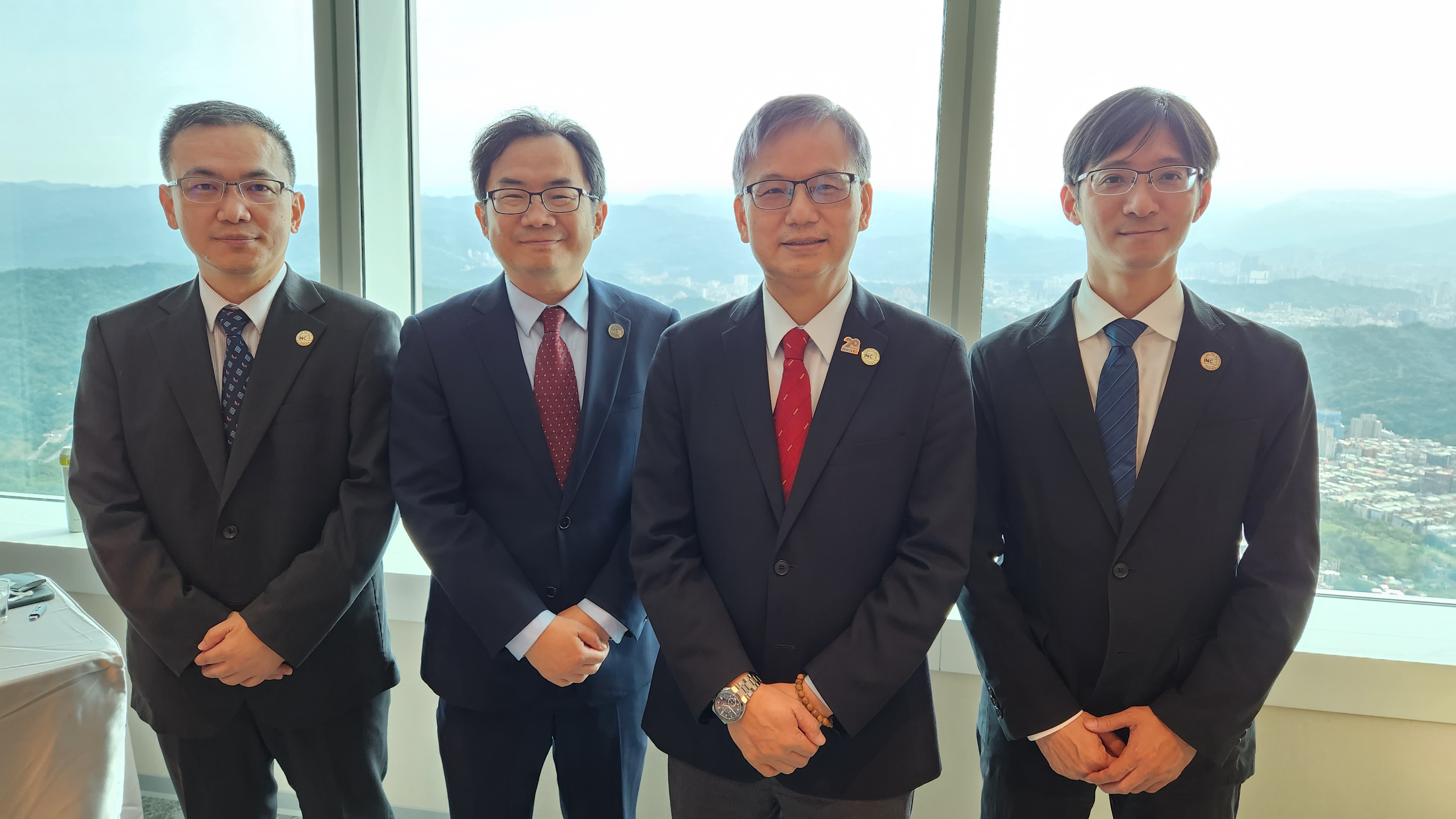 群創子公司睿生光電27日將掛牌上市；圖左二、左三分別為總經理李志聖、董事長楊柱祥。（ 睿生光電提供）