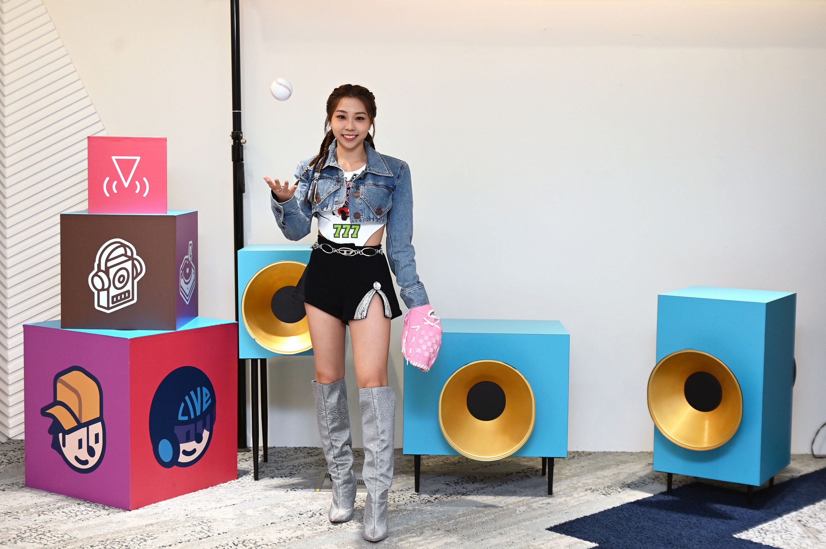 艾薇帶著最新產品「個人第二張專輯」以及「首次個人專場」，到KKBOX拜訪。（環球提供）