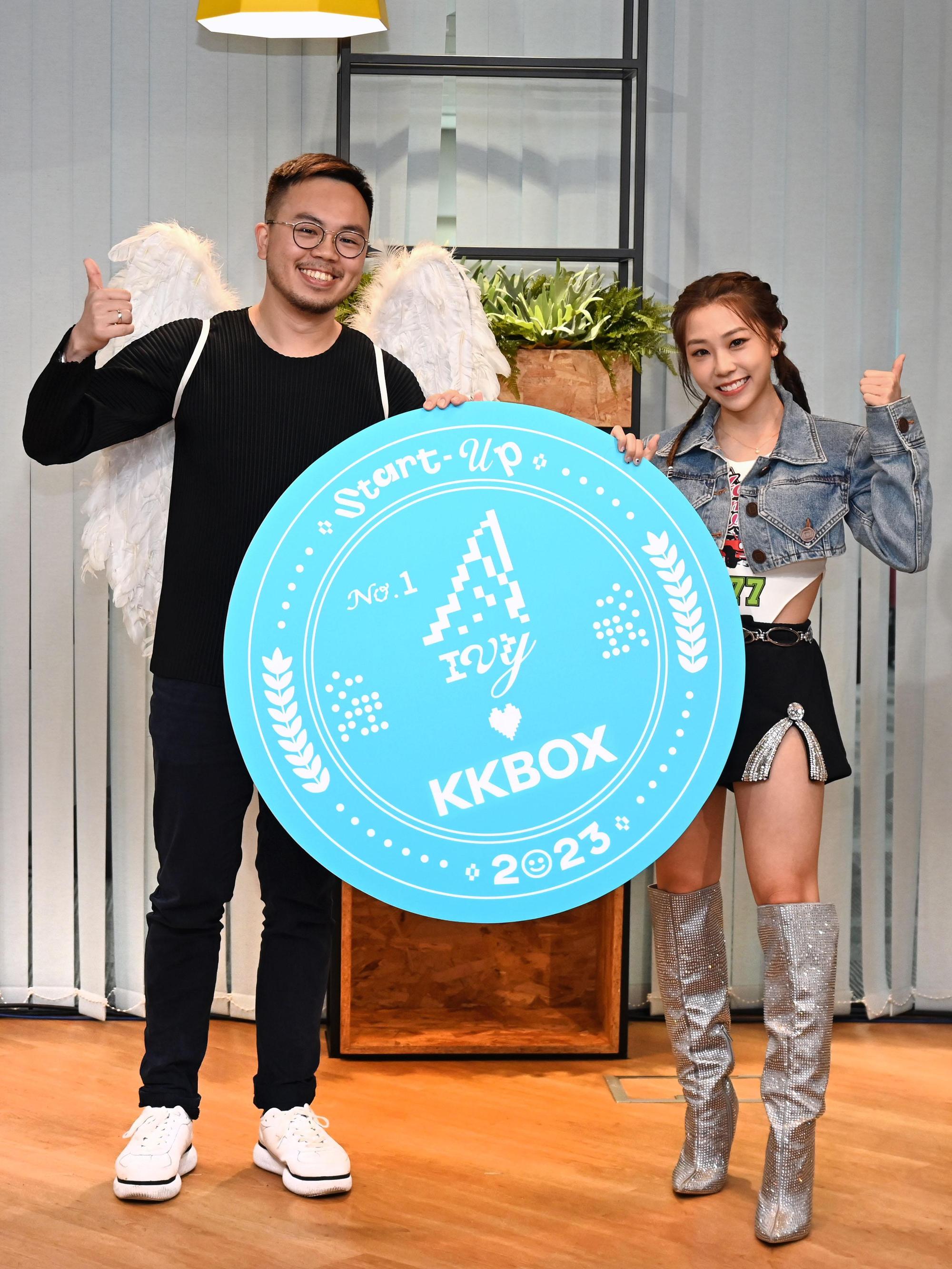 感謝KKBOX的力挺,艾薇特別準備了一對翅膀,希望能一起飛。(環球提供)