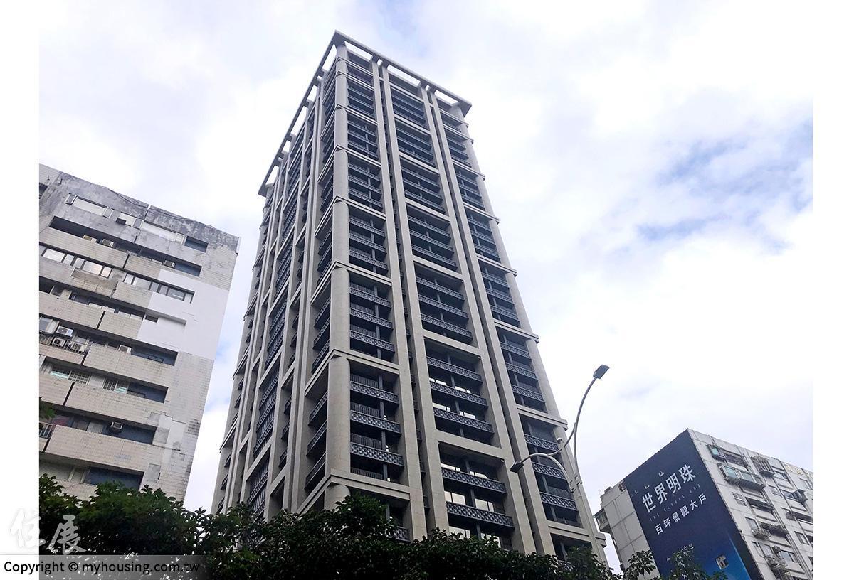 台北市精華地段的捷運聯開宅,開價已突破每坪200萬元的大關。(住展雜誌提供)